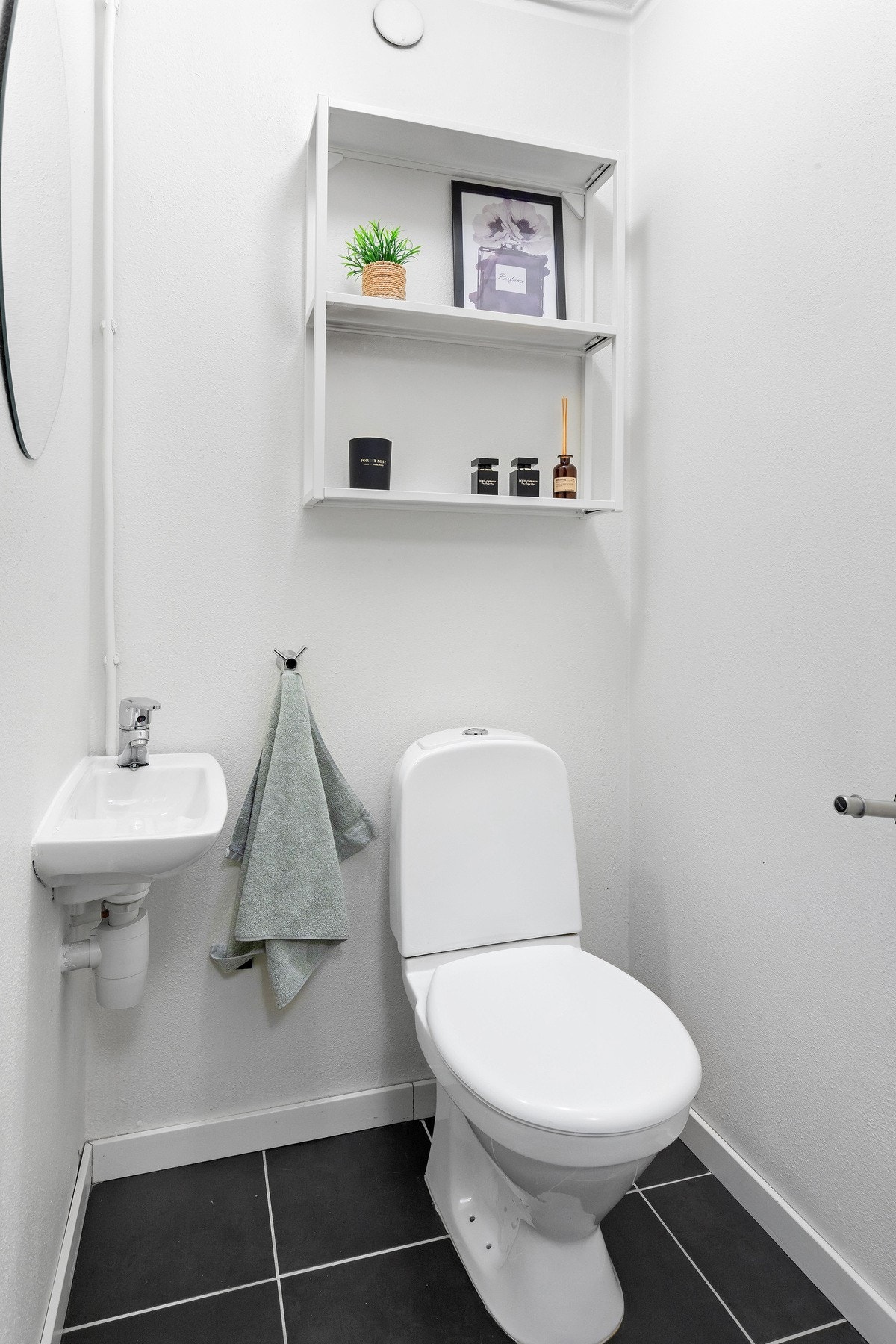 Lettstelt toalettrom med servant. Galleribilde