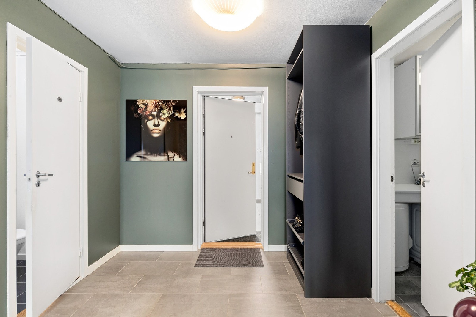 Her har du god plass til lagring av sko og yttertøy. Galleribilde