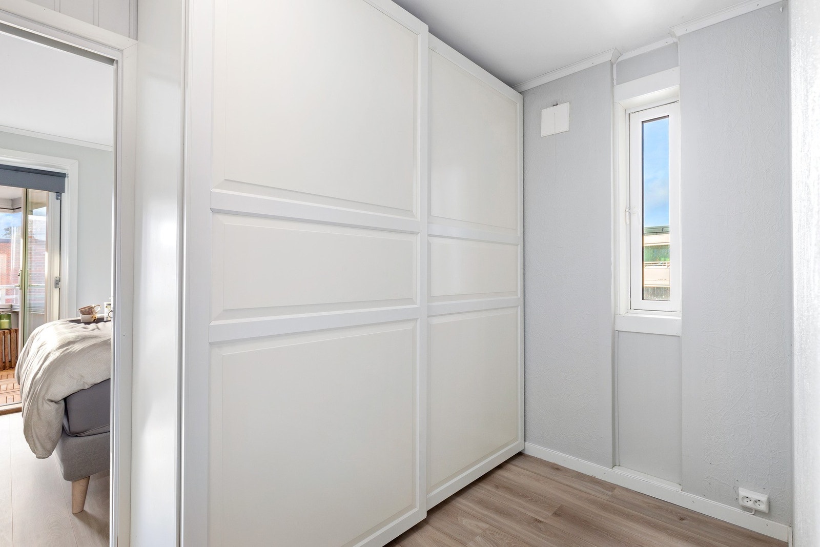 I tilknytning til hovedsoverommet har du et praktisk omkledningsrom med skyvedørsgarderobe. Galleribilde