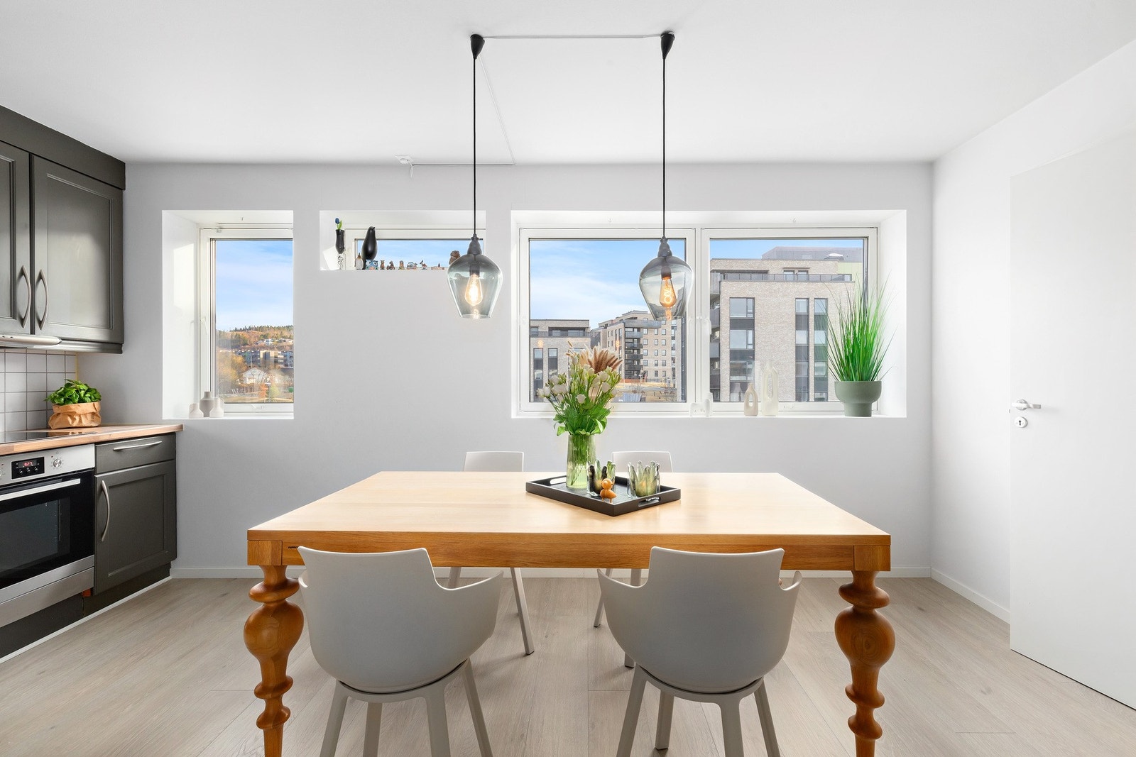 Kjøkkenet skilles naturlig av fra stue med plass til romslig spisestue. Galleribilde