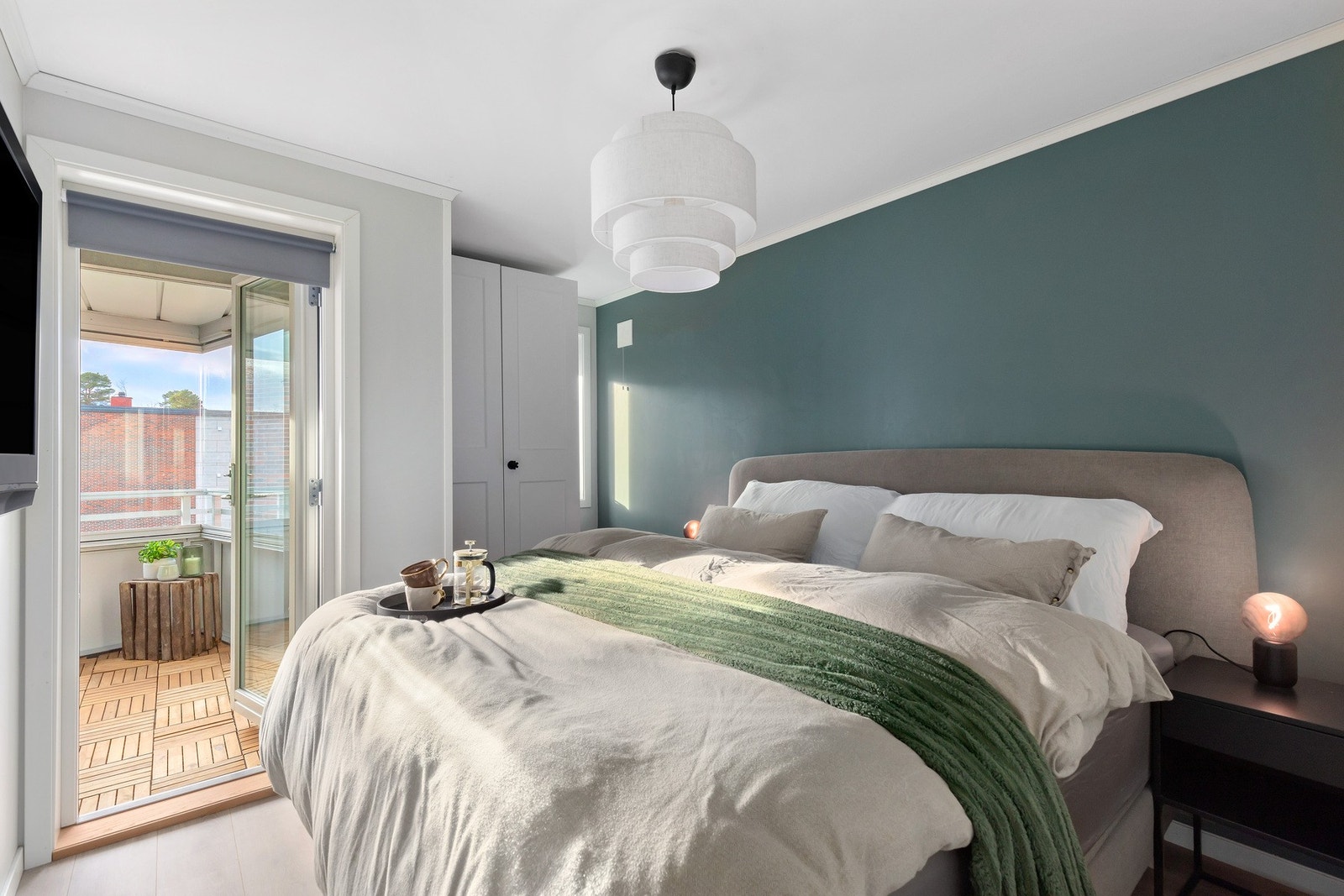 Stort hovedsoverom på 9,6 kvm med egen utgang til balkongen. Galleribilde