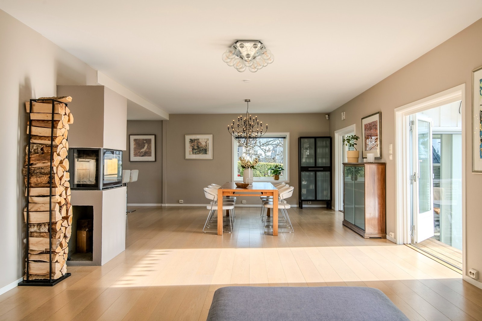 Boligen har vannbåren varme i både stue og kjøkken, og vedovnen skaper en varm og hyggelig stemning. Galleribilde