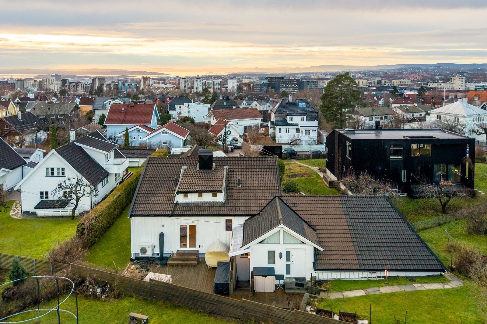 Eiendommen har svært gode solforhold gjennom hele året og er optimalt plassert på tomten for å utnytte solen fra tidlig morgen til sen kveld Galleribilde