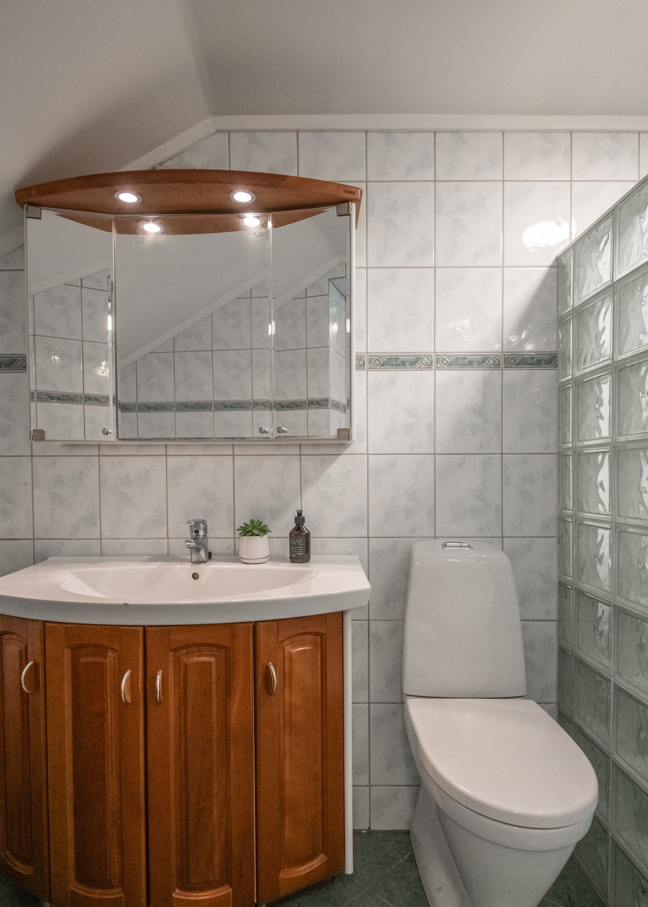 Utleiedel - Flislagt bad med varme i gulv og praktiske løsninger. Galleribilde