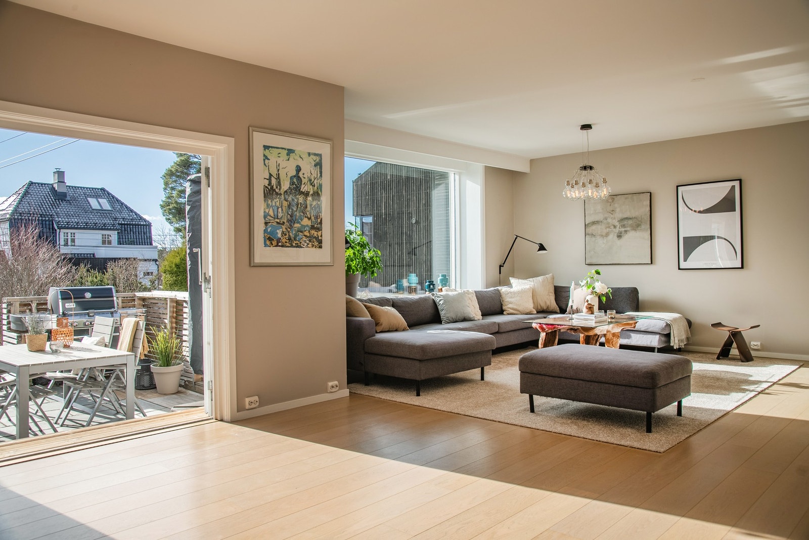 Lys og romslig stue med store vindusflater som slipper inn rikelig med dagslys. Galleribilde