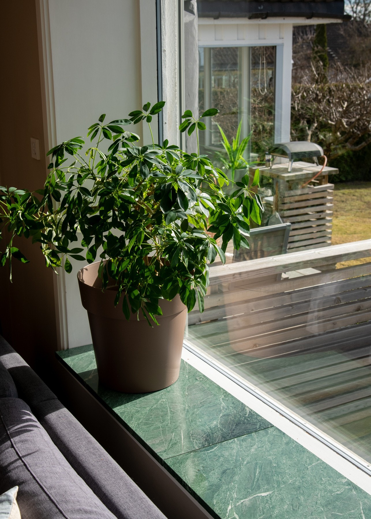 Det er screens på det største vinduet i stuen, og lekre detaljer som grønn marmor i vinduskarm. Galleribilde