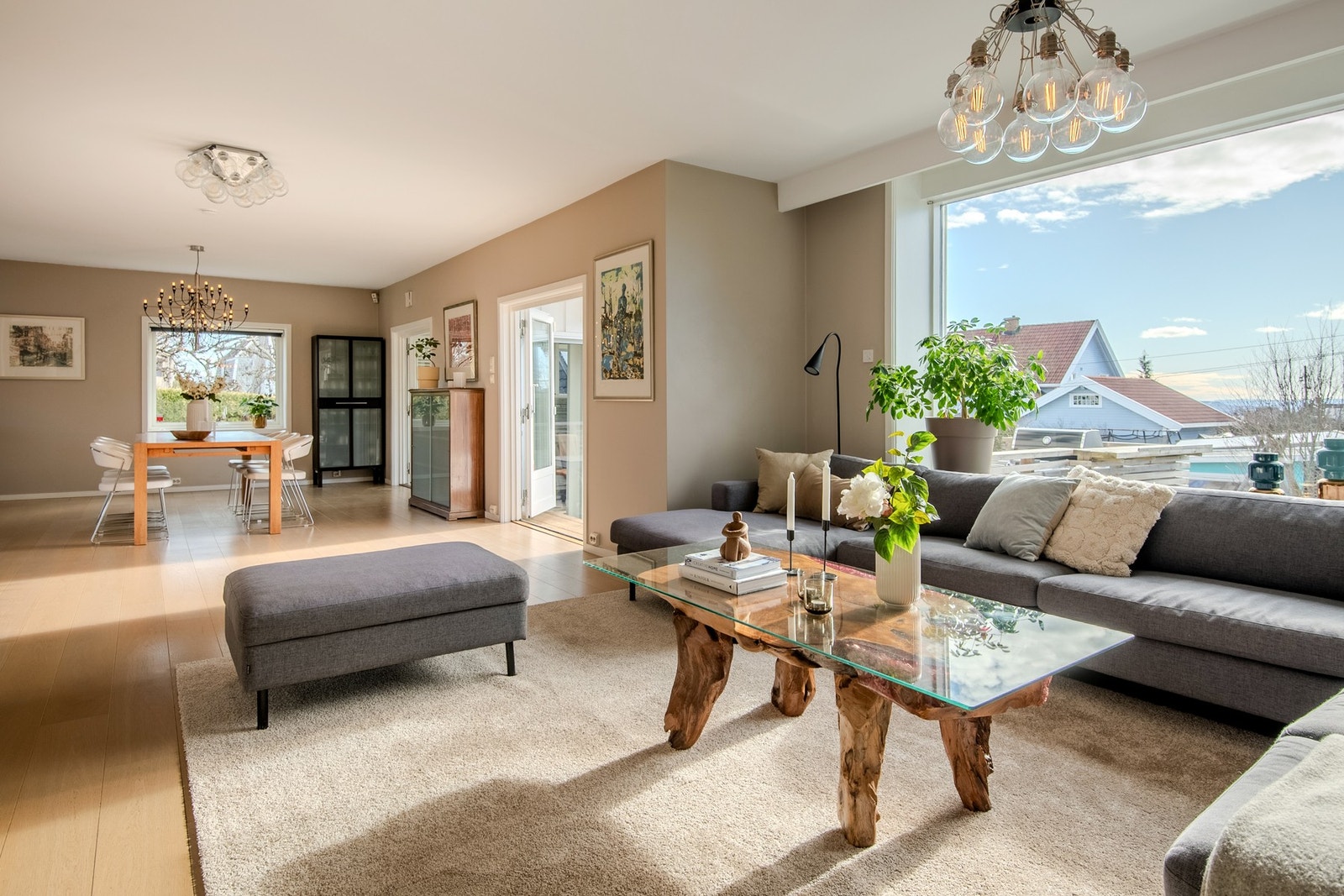 Boligen går over tre etasjer med gjennomtenkte planløsninger som gir rom for både samvær og privatliv. Galleribilde