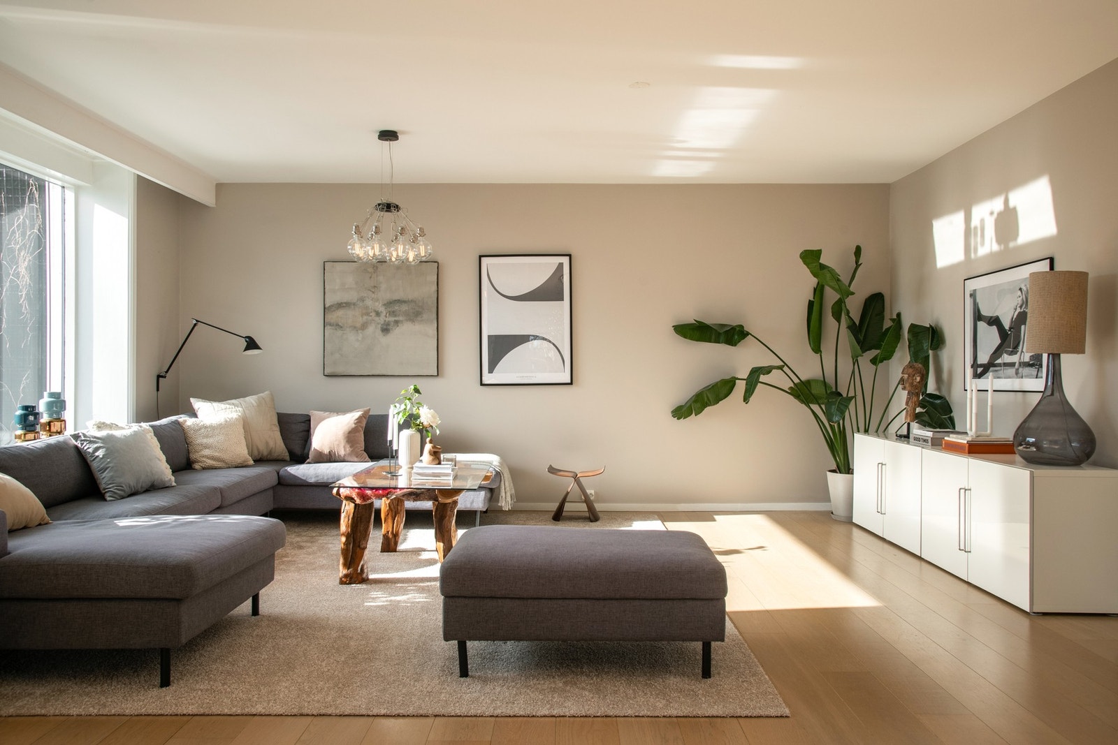 Den gode takhøyden på 2,53m gir en luftig romfølelse. Galleribilde