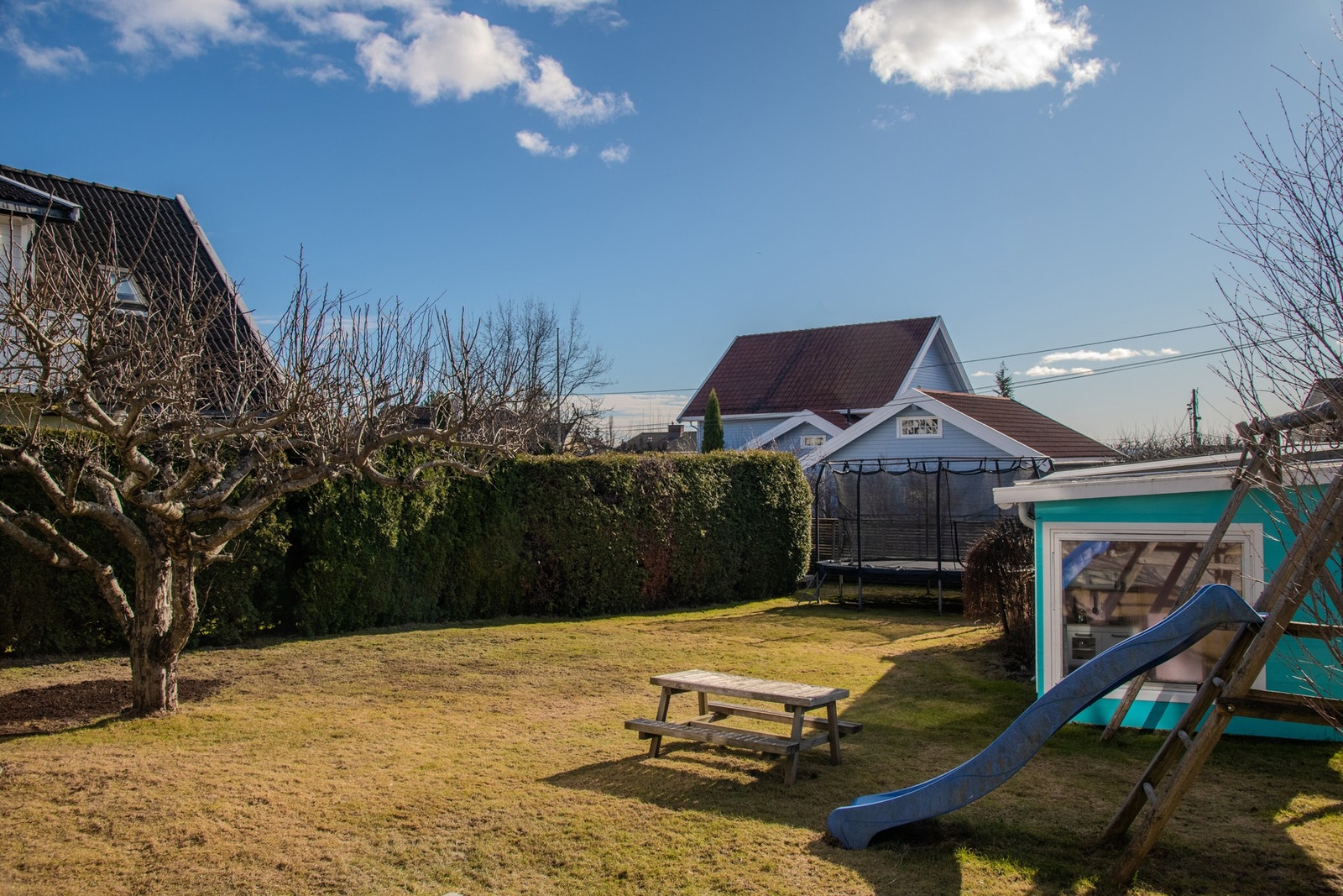 Herfra er det naturlig adkomst videre til den solrike og romslige hagen. Galleribilde