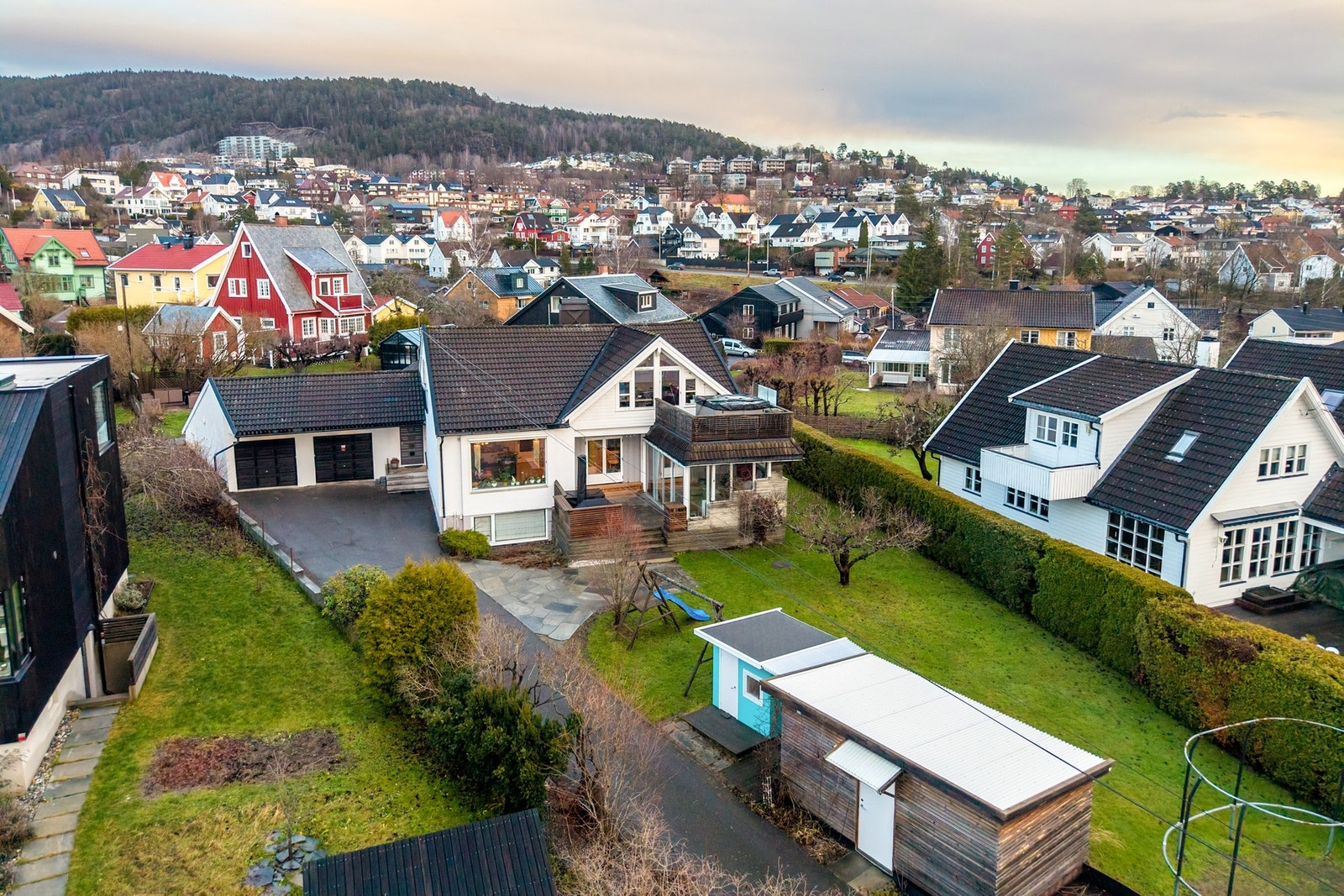 Bråtenalléen 5 har en stor og solrik tomt, og den grønne hagen byr på grønnsaker og bær. Galleribilde