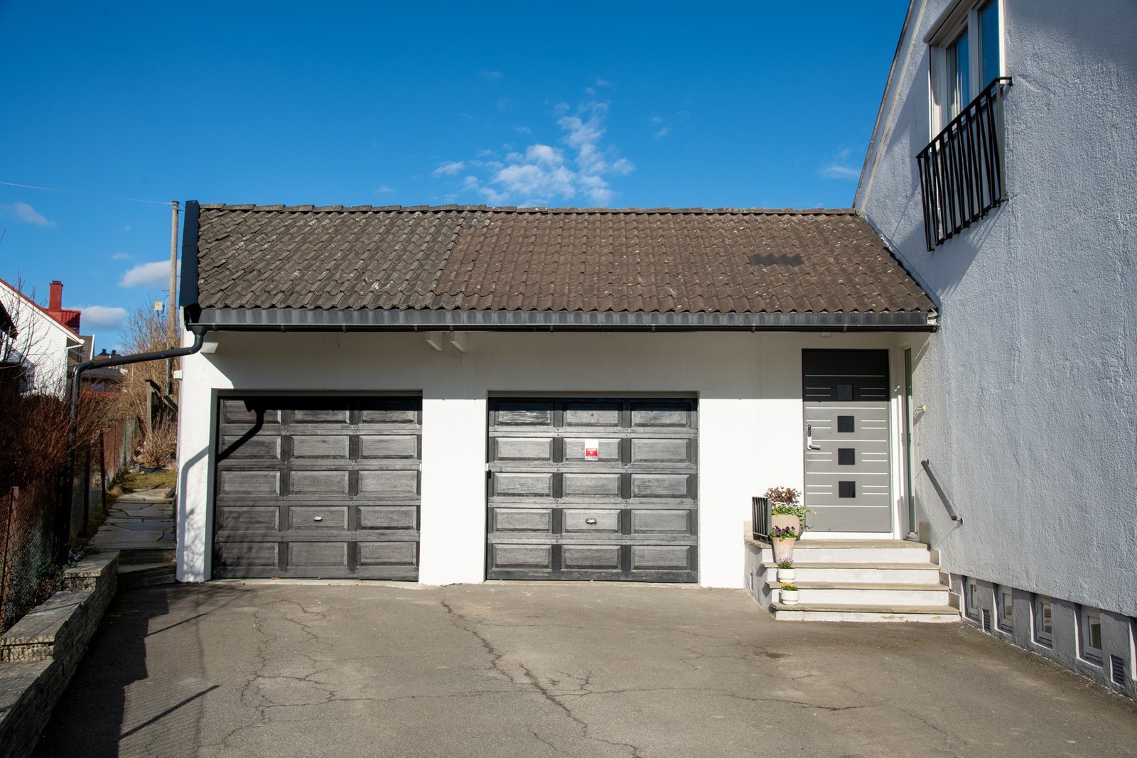 Parkering i dobbelt garasje med elbillader, samt rikelig med parkering på egen tomt. Galleribilde