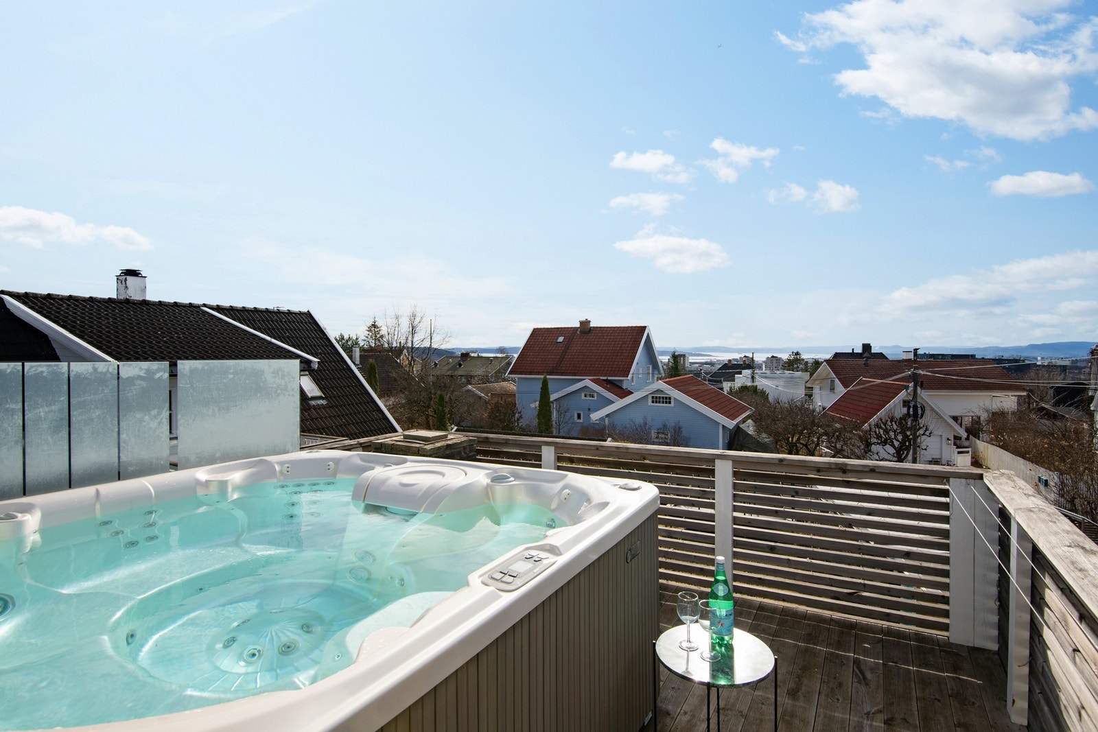 Her får du en privat oase med syd-/vestvendt beliggenhet og gode solforhold. Galleribilde