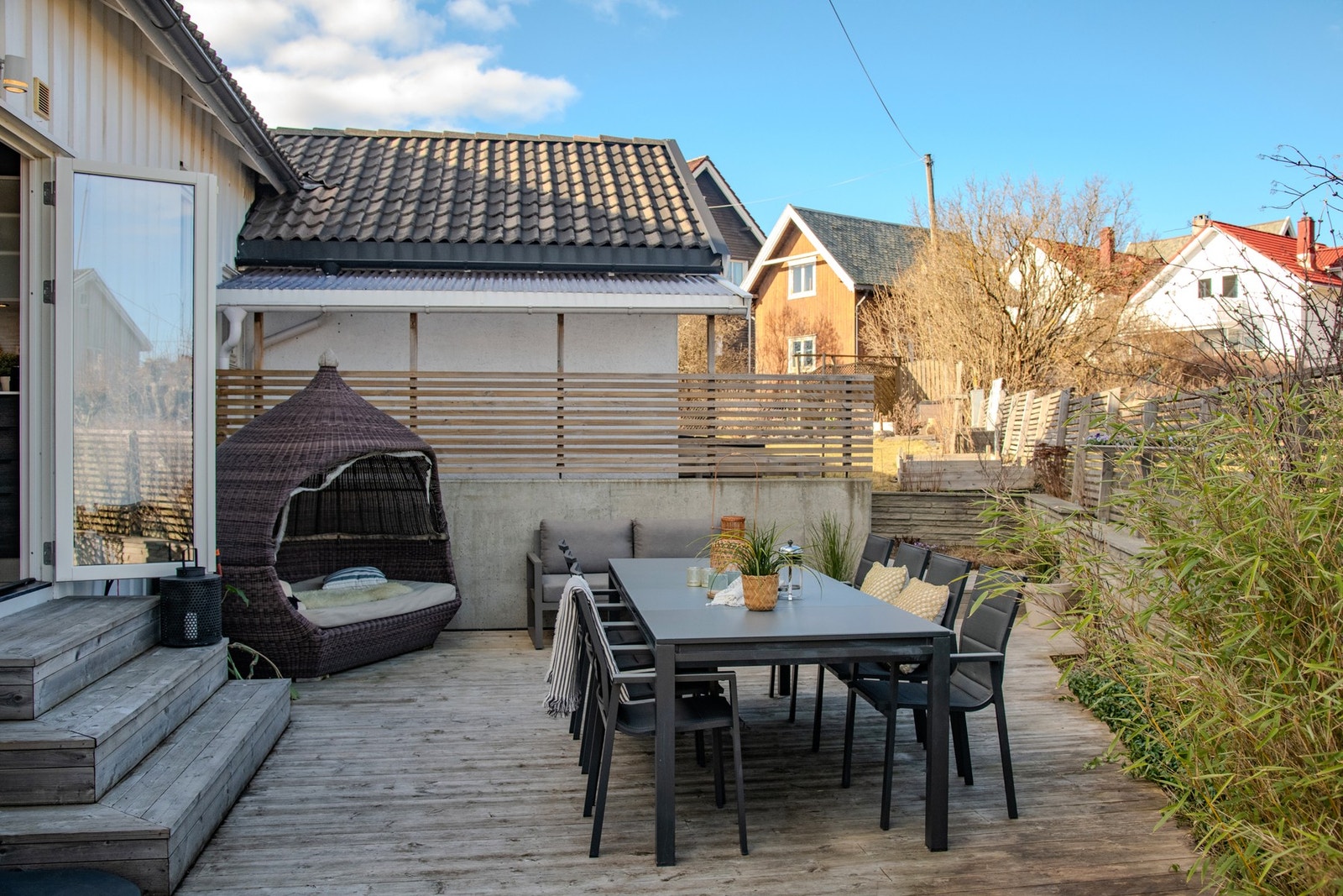 Fra kjøkkenet er det utgang til en nord-/østvendt terrasse - et hyggelig sted å starte dagen med morgenkaffen. Galleribilde
