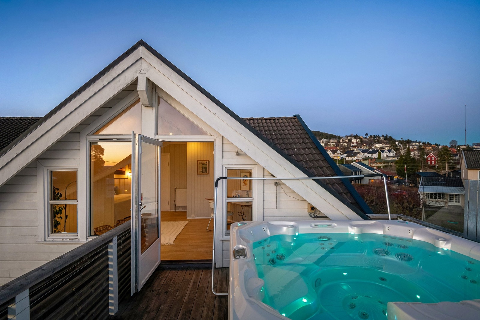 Takterrassen er på ca. 15 kvm og byr på plass til utemøbler - og ikke minst jacuzzi. Galleribilde