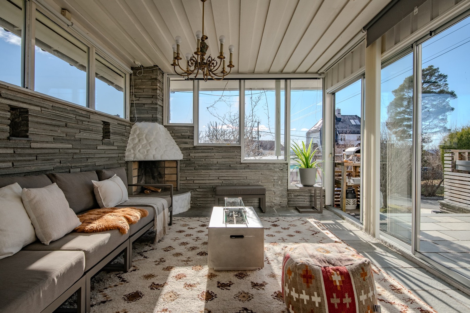 Gulvet er belagt med skiferheller, og den åpne peisen gir en unik atmosfære gjennom hele året. Galleribilde