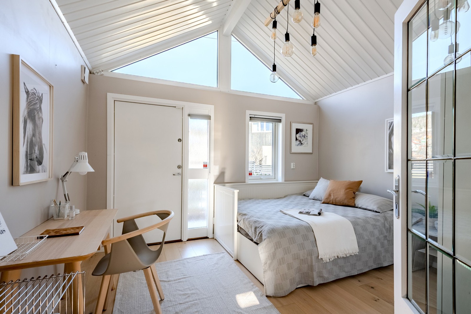 Fleksibelt rom med god størrelse og egen utgang, som gjør at rommet passer like godt som soverom, gjesterom eller hjemmekontor. Galleribilde