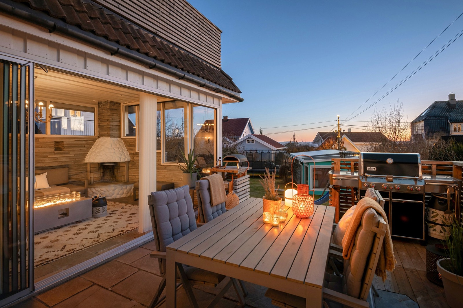 Fra vinterhagen er det direkte utgang til terrasse og videre til hagen. Galleribilde