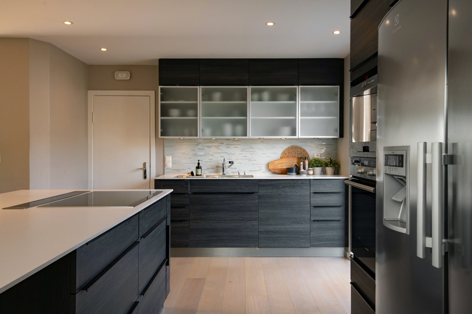 Kjøkkenet er utstyrt med integrerte hvitevarer, inkludert stekeovn og kaffemaskin i høyskap, oppvaskmaskin og nedfelt induksjonstopp med ventilator integrert i benkeplaten. Galleribilde