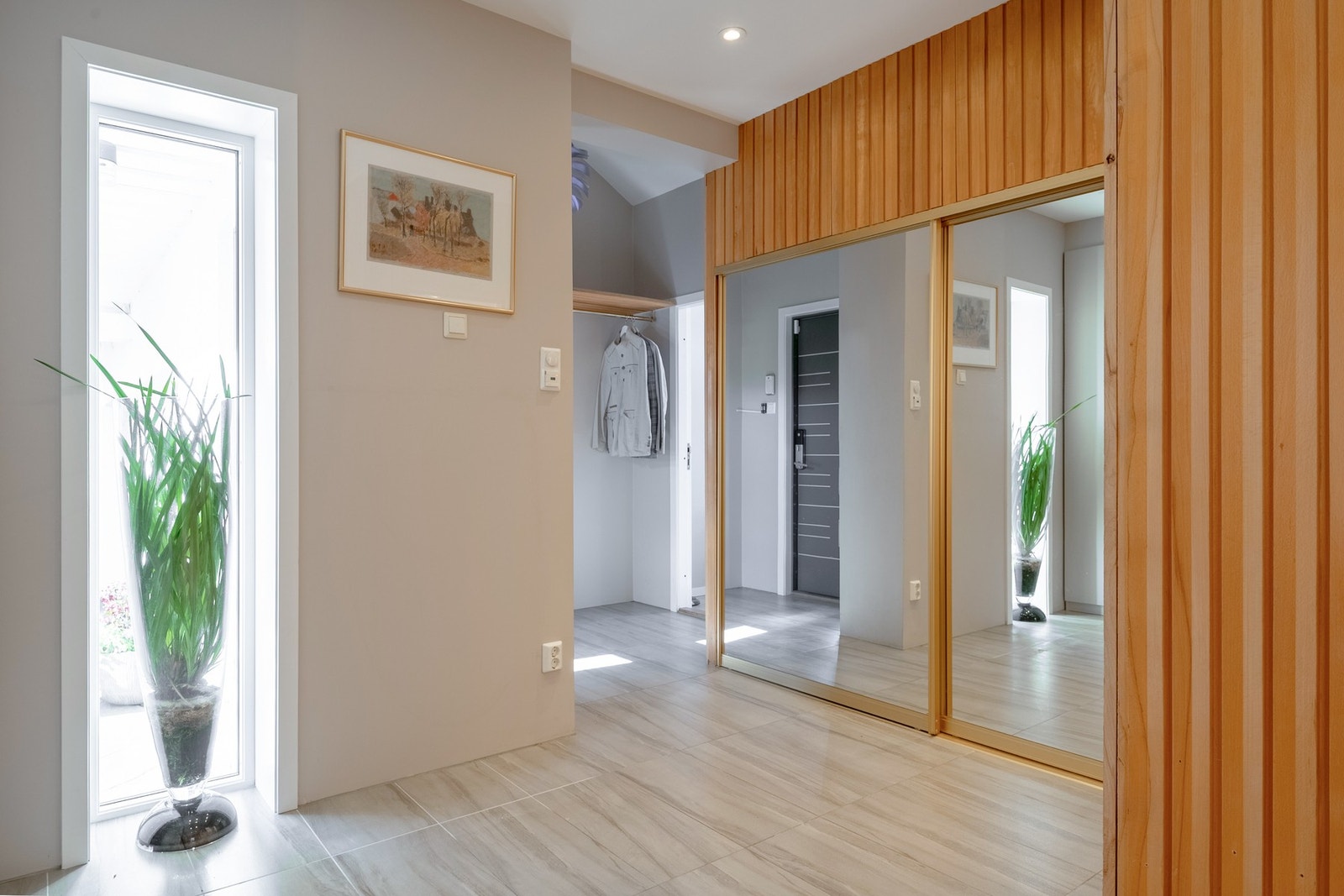 Her er det rikelig med oppbevaringsplass i garderobeskap med speilfronter. Galleribilde