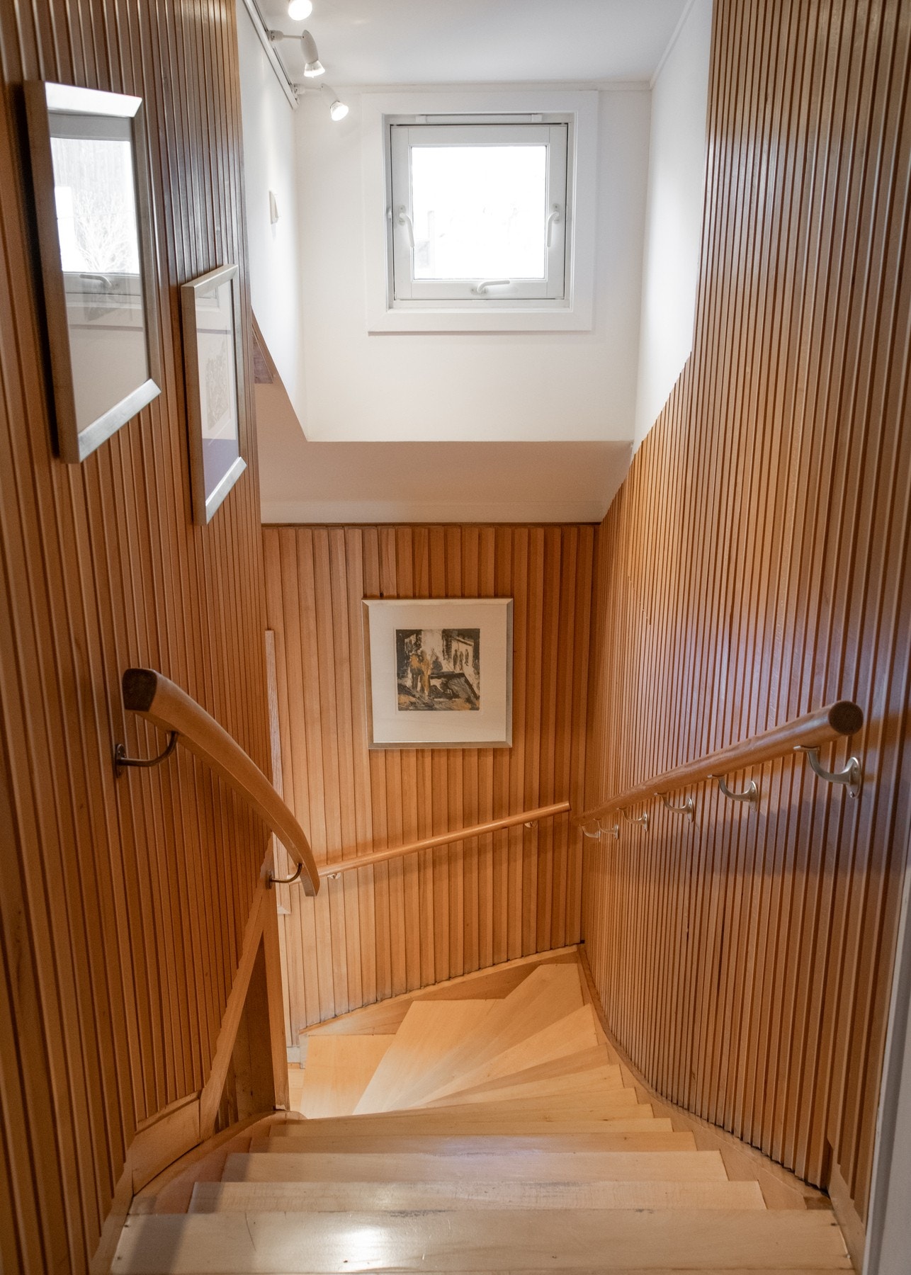 Lyst og delikat trapperom. Galleribilde