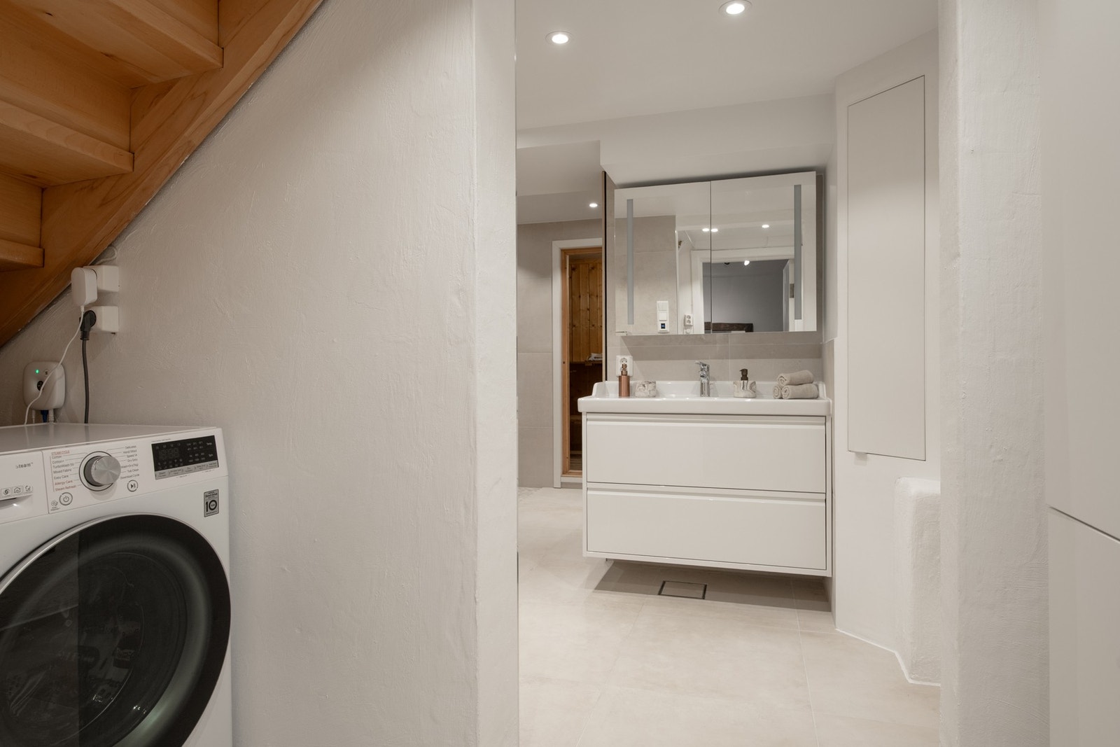 Pent oppgradert bad med fliser, gulvvarme og opplegg for vaskemaskin. Galleribilde