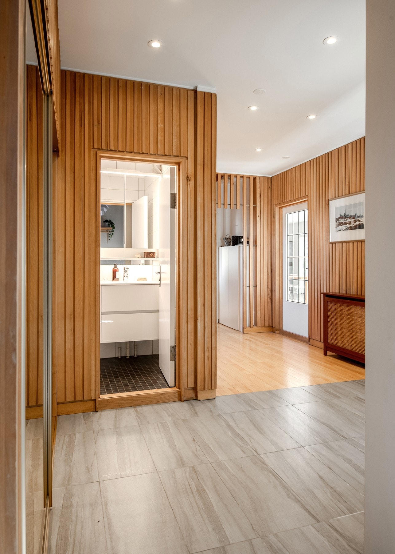 Flislagt gulv med gulvvarme sørger for en lun og komfortabel atmosfære, selv på kalde dager. Galleribilde