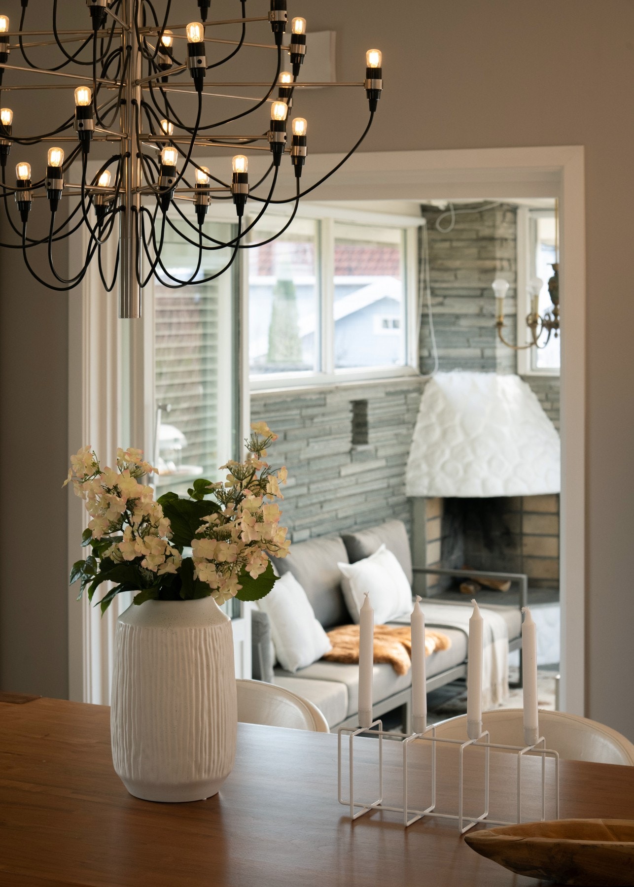 Fra spisestuen er det utgang til vinterhagen, som videre leder ut til terrasse og hage - en sømløs overgang mellom inne- og uteområder. Galleribilde