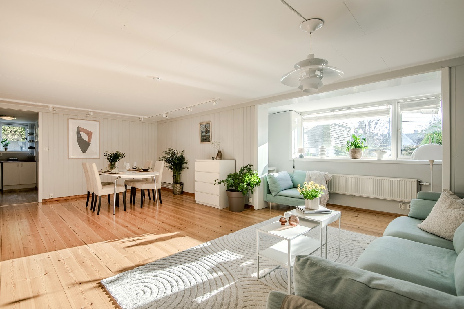 Utleiedel - Stor og lys stue med god plass til både sofagruppe og spisebord. Galleribilde