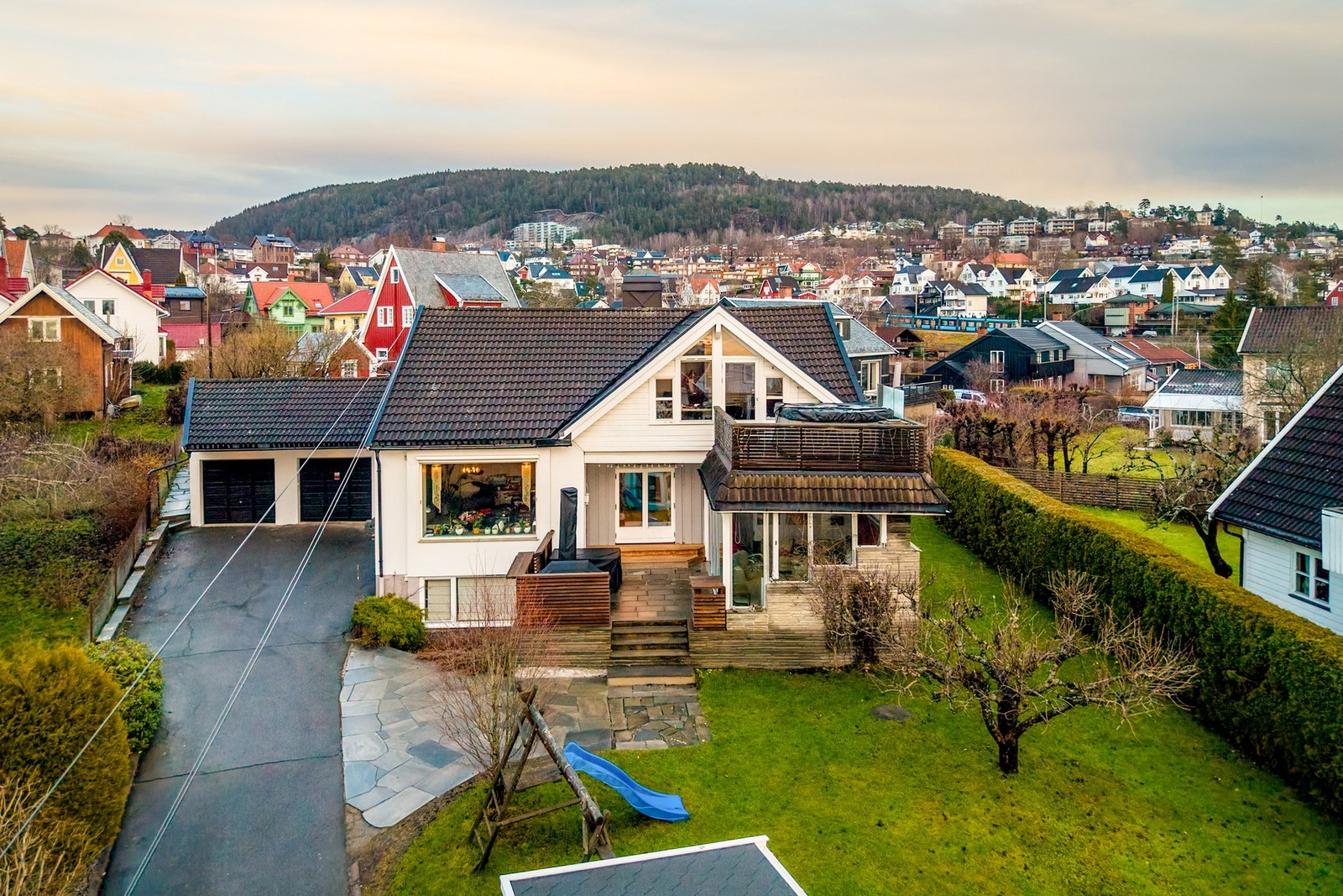 PrivatMegleren Renommé presenterer Bråtenalléen 5 - Velholdt og innholdsrik familiebolig med vinterhage, jacuzzi, badstue, utleiedel, solrike uteplasser og dobbelgarasje. Galleribilde