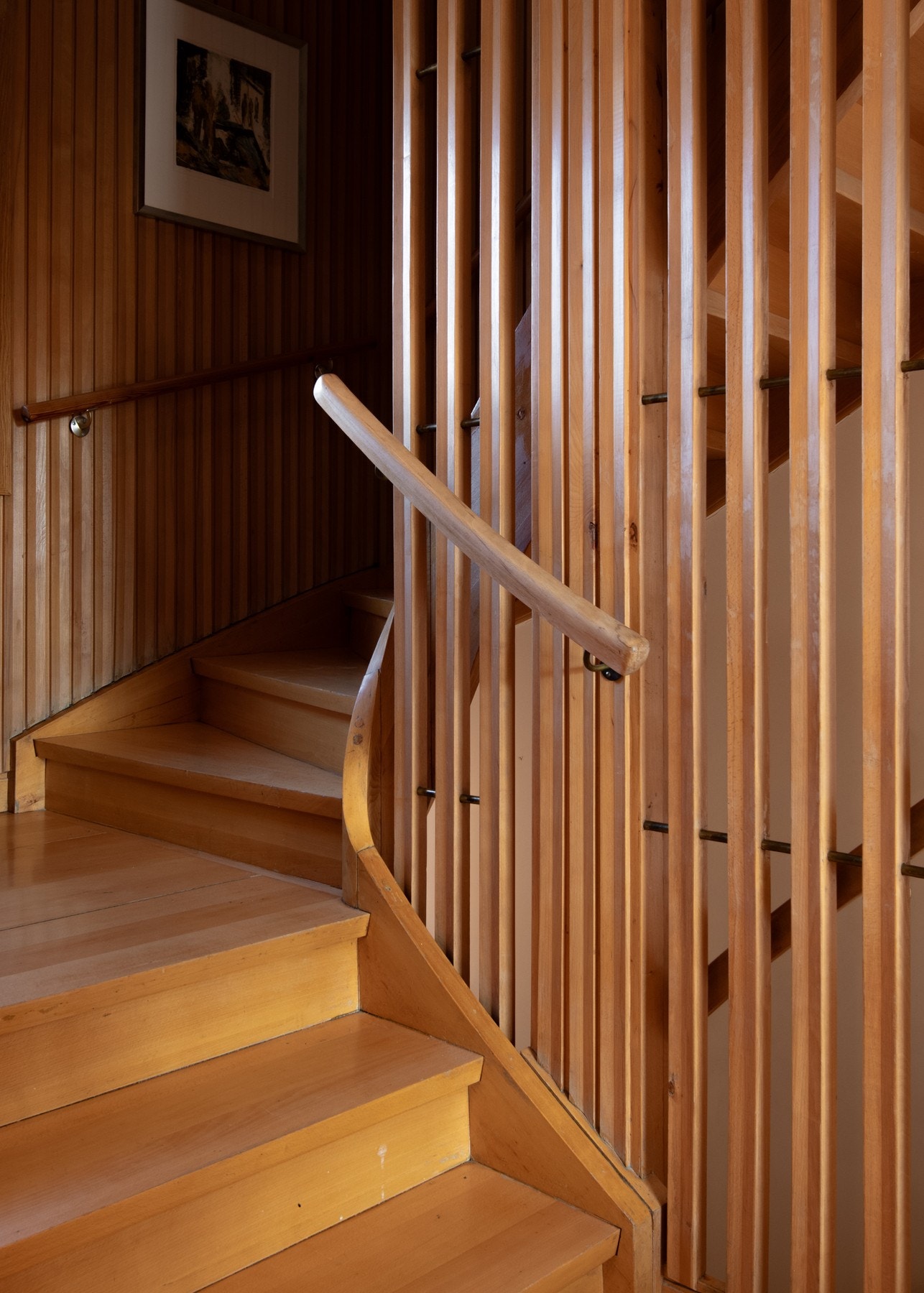 Innvendig trapp og håndløpere er av treverk. Galleribilde