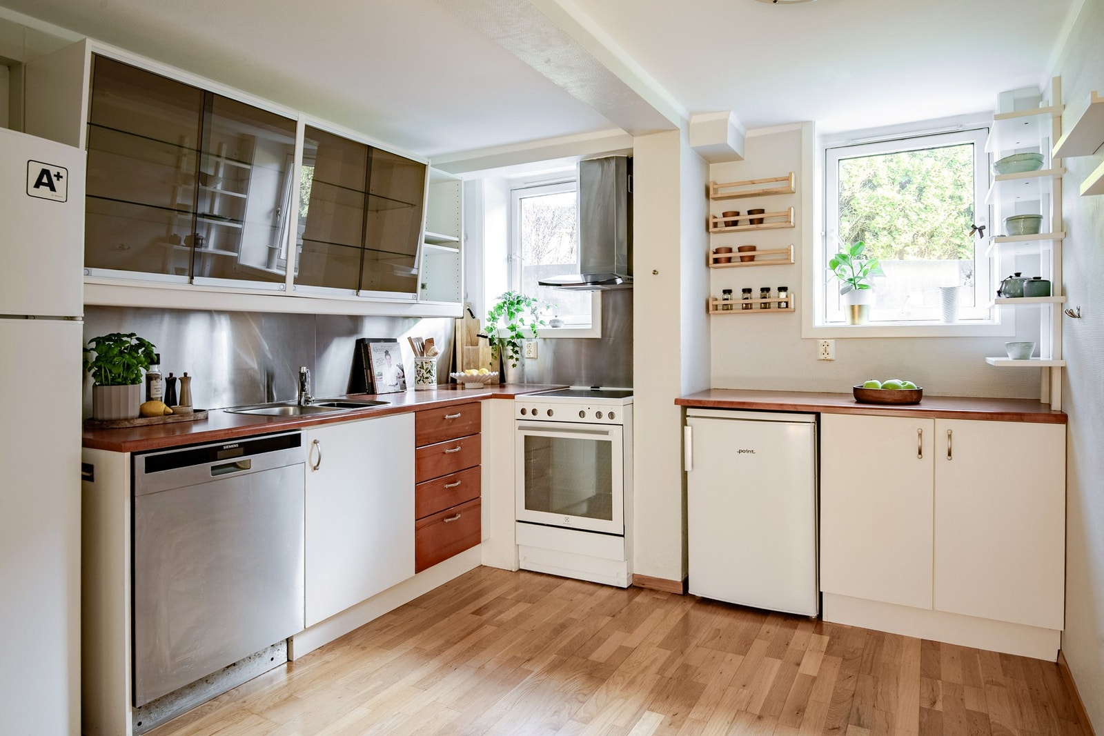 Utleiedel - Eldre kjøkken med gode arbeidsflater og oppbevaringsmuligheter. Galleribilde