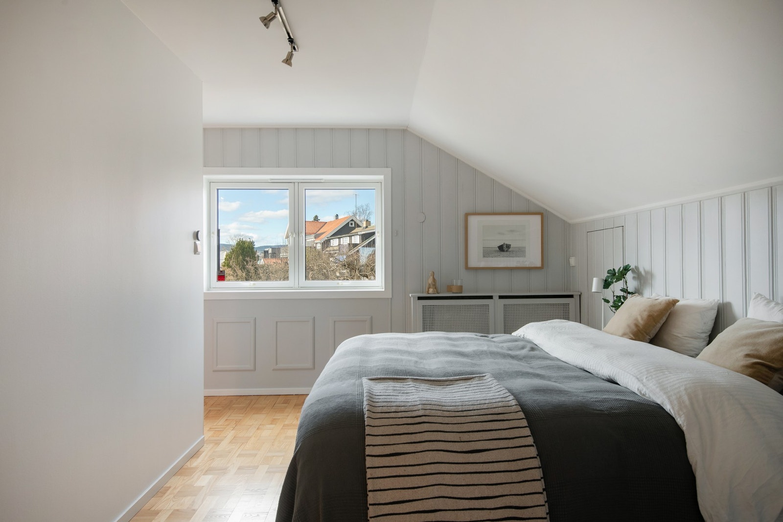 Etasjen byr på to gode soverom. Galleribilde