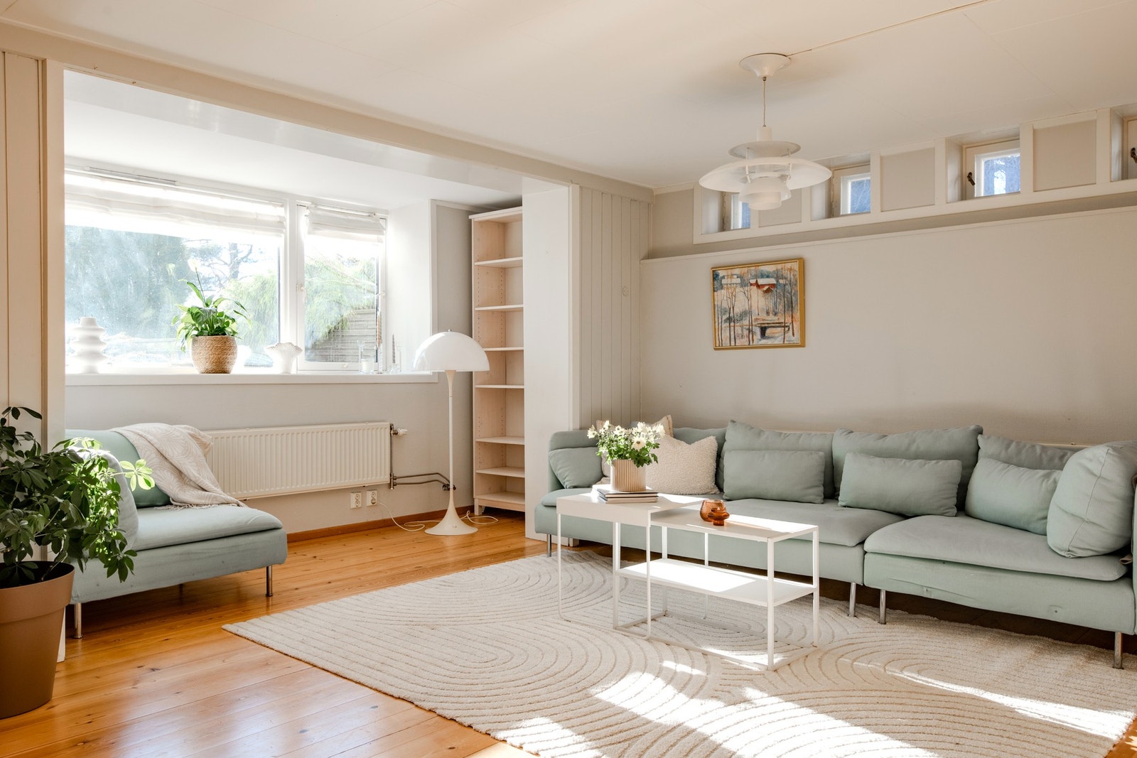 Utleiedel - Store vindusflater slipper inn rikelig med naturlig lys. Galleribilde