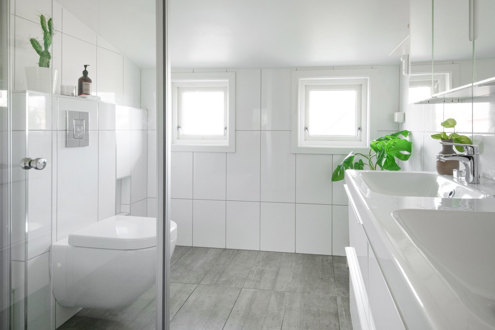 Badet er utstyrt med dobbel servant, speilskap med integrert belysning, samt vegghengt toalett. Det er også mulighet for vaskemaskin for å gjør hverdagen enklere. Galleribilde