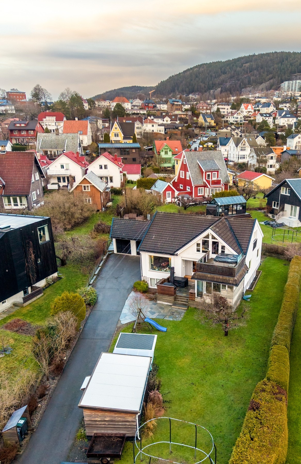 Her er det god plass til lek og aktiviteter som trampoline og ballspill, samt en egen kjøkkenhage med bærbusker, grønnsaker og en hyggelig uteplass for kveldssol. Galleribilde