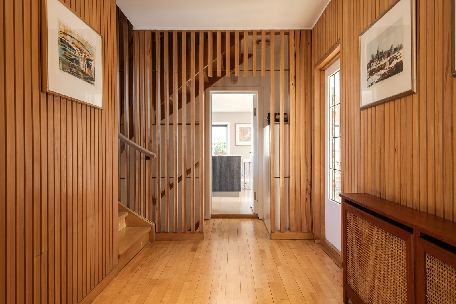 Hallen binder etasjen naturlig sammen og gir enkel adkomst til boligens øvrige rom. Galleribilde