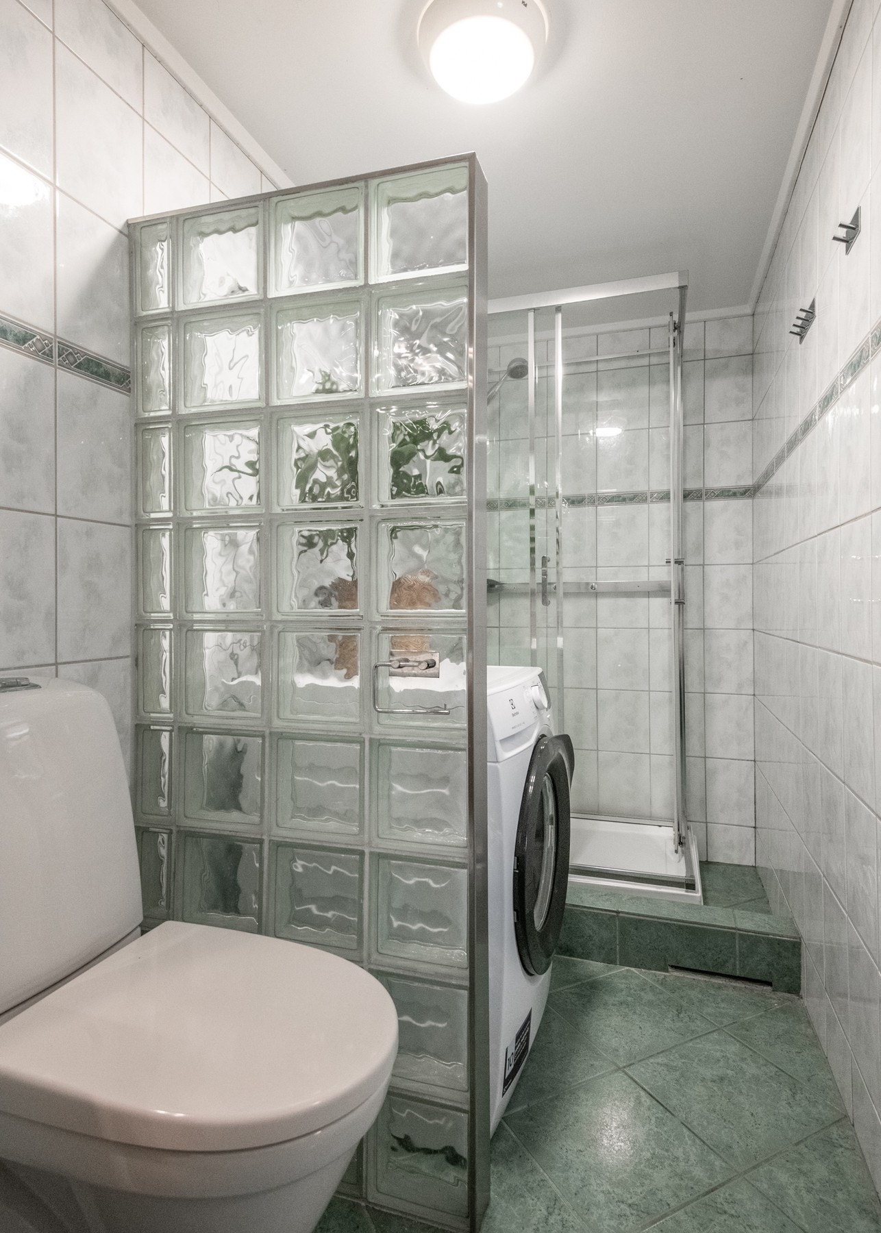 Utleiedel - Her er det dusjkabinett, servantskap, toalett og opplegg for vaskemaskin. Galleribilde