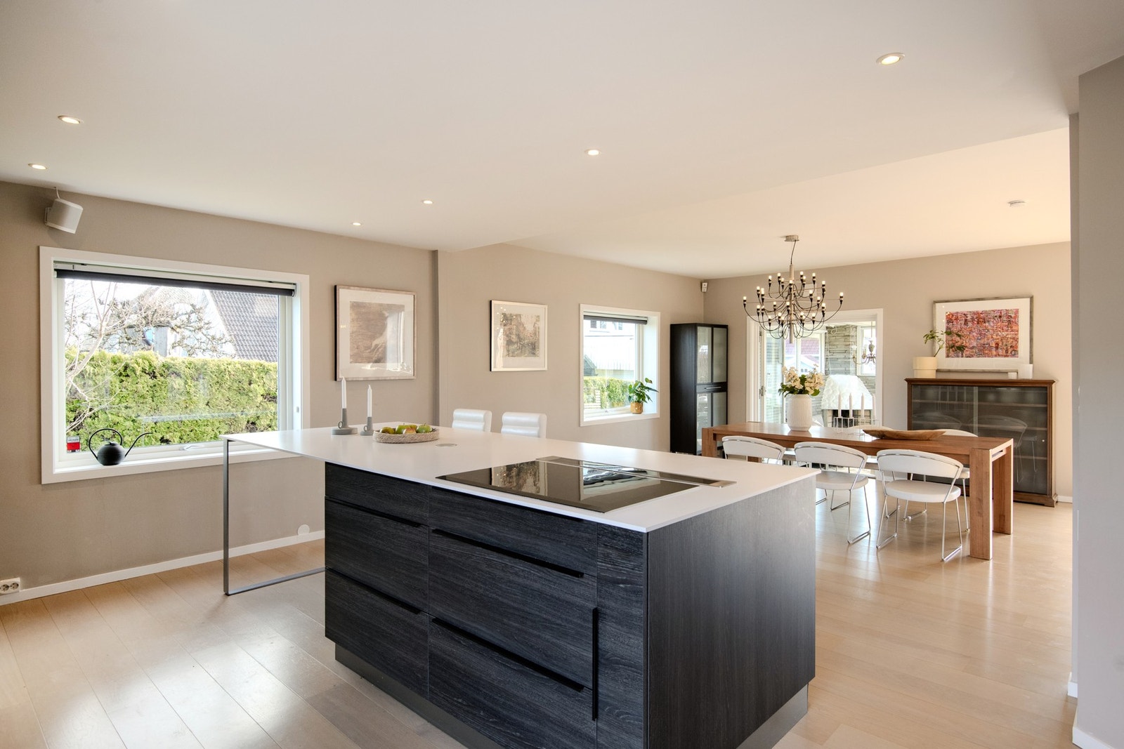 Kjøkkenøyen fungerer som et naturlig samlingspunkt, med god arbeidsflate, integrerte skuffer og sitteplass - perfekt for både raske måltider og sosial matlaging. Galleribilde