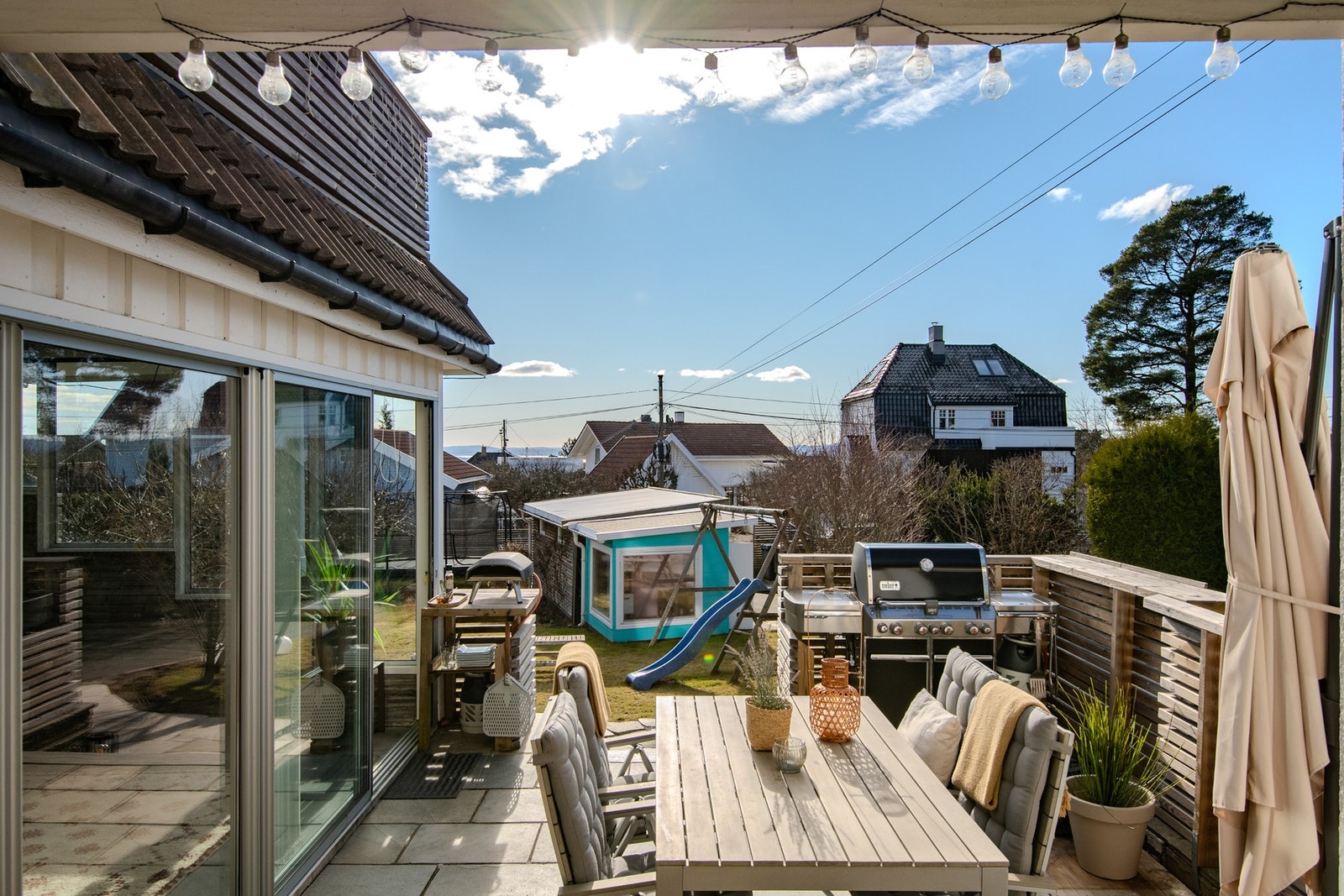 Syd-/vestvendt terrasse på ca. 18 kvm med gode solforhold. Galleribilde