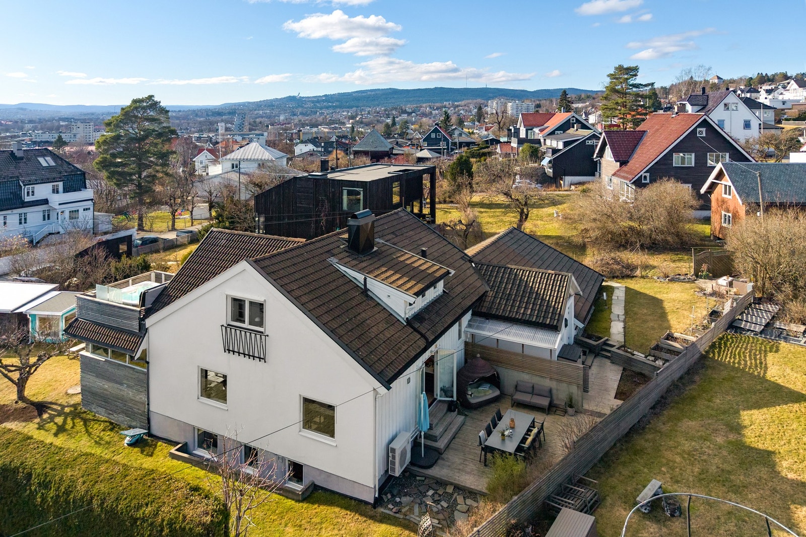 Hagen er delt inn i flere soner som følger solens gang, med morgensol på plattingen ved kjøkkenet. Galleribilde