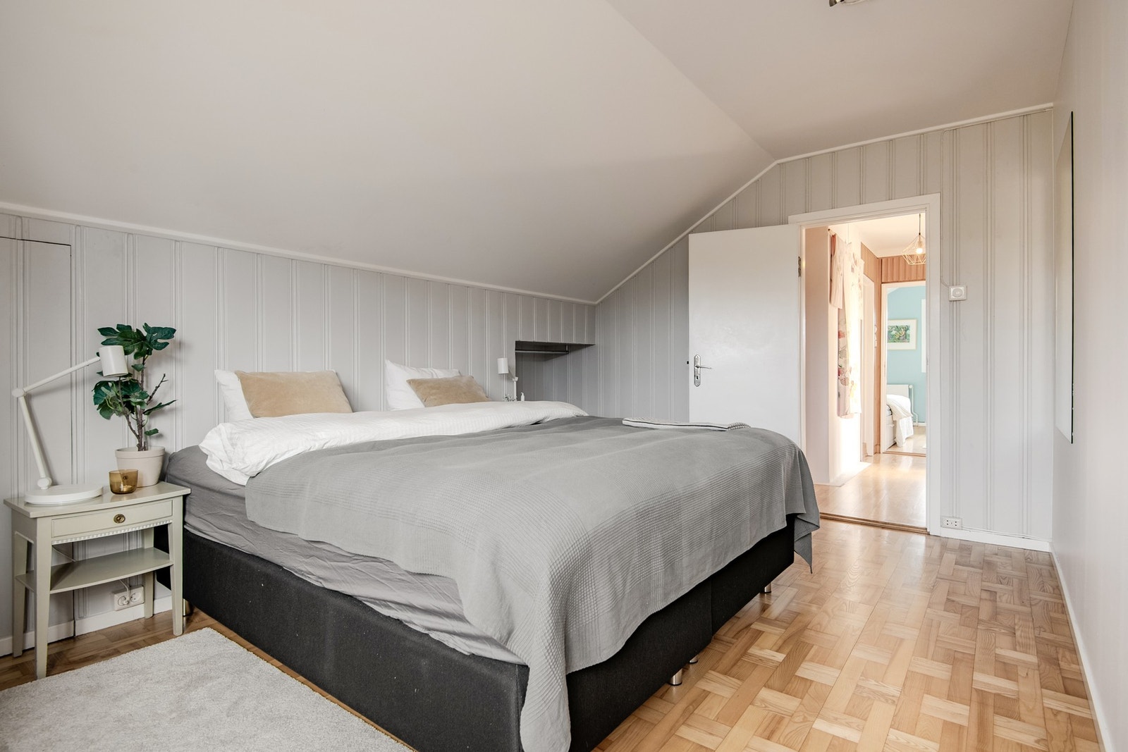 Rommene har god plass til seng, oppbevaring og skrivebord. Galleribilde