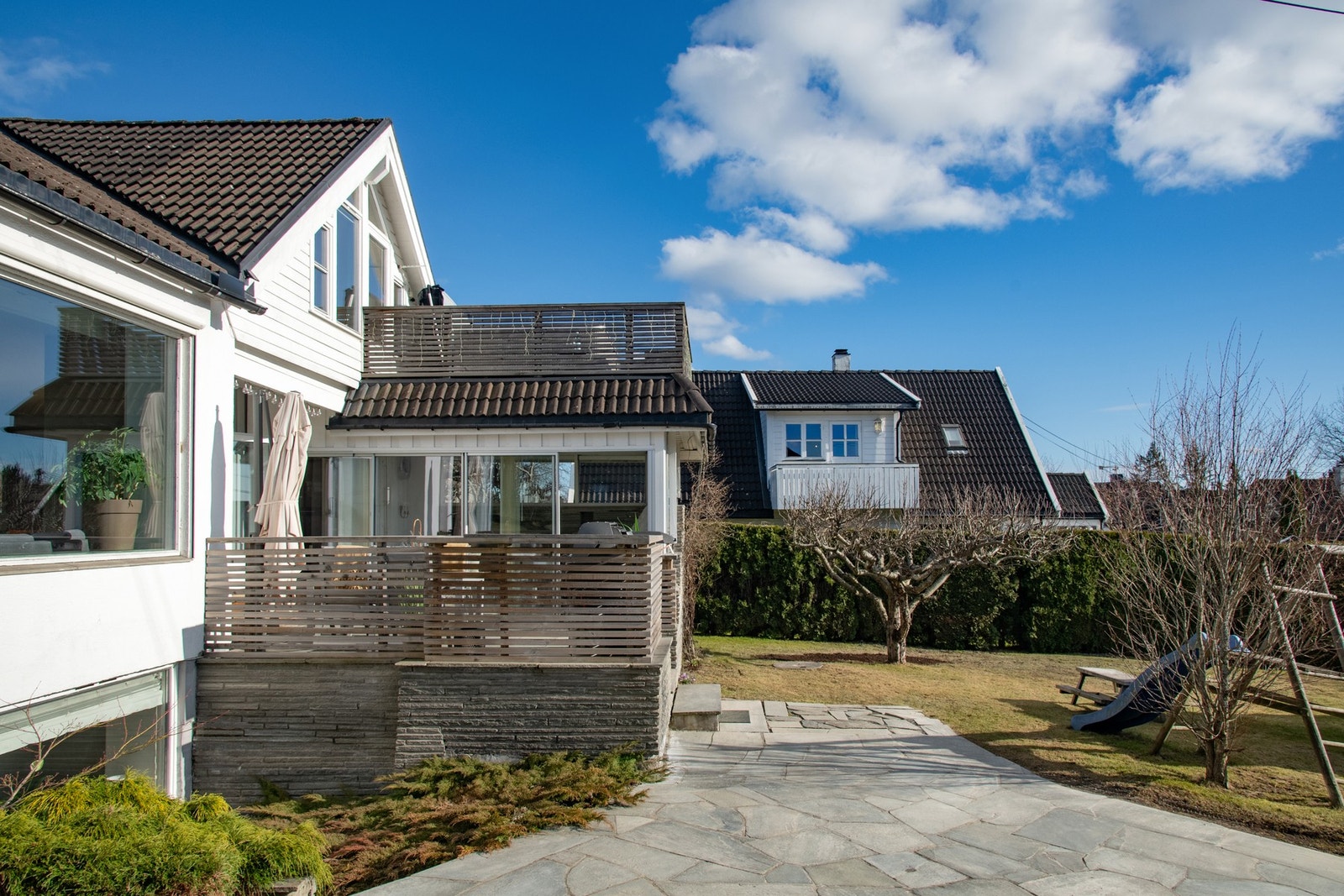 Terrassen er belagt med skiferheller og har plass til utemøbler og grill. Galleribilde