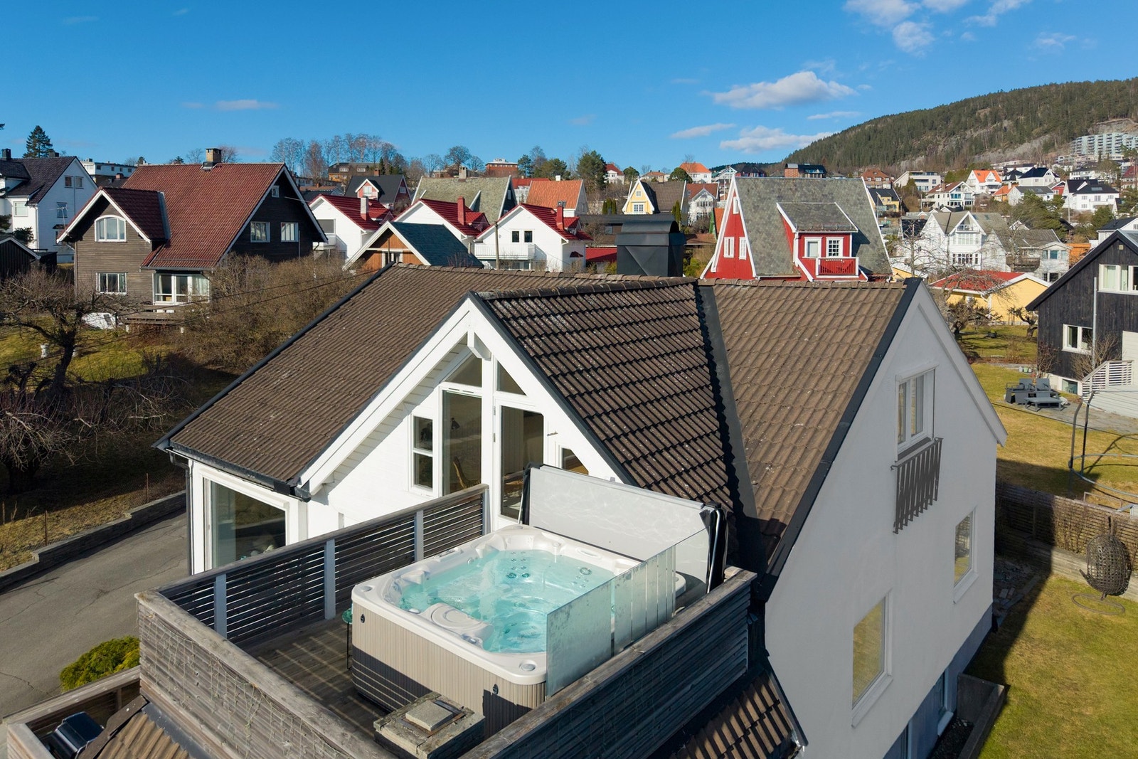 Takterrassen byr på gode solforhold, utemøbler og jacuzzi. Galleribilde
