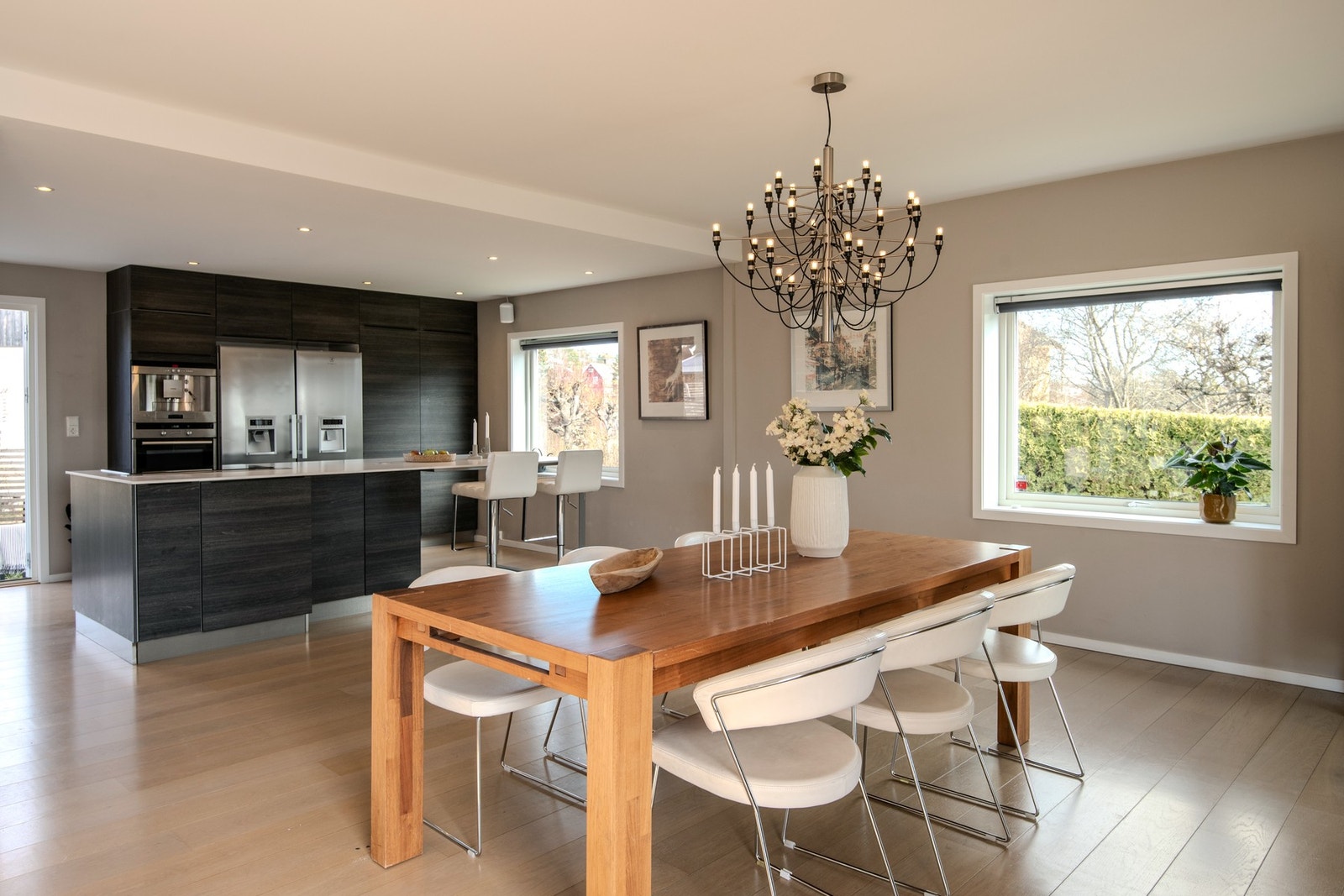 Stuen er naturlig inndelt i soner for både spiseplass og sofagruppe, noe som gjør rommet ideelt for både hverdagsliv og sosiale anledninger. Galleribilde