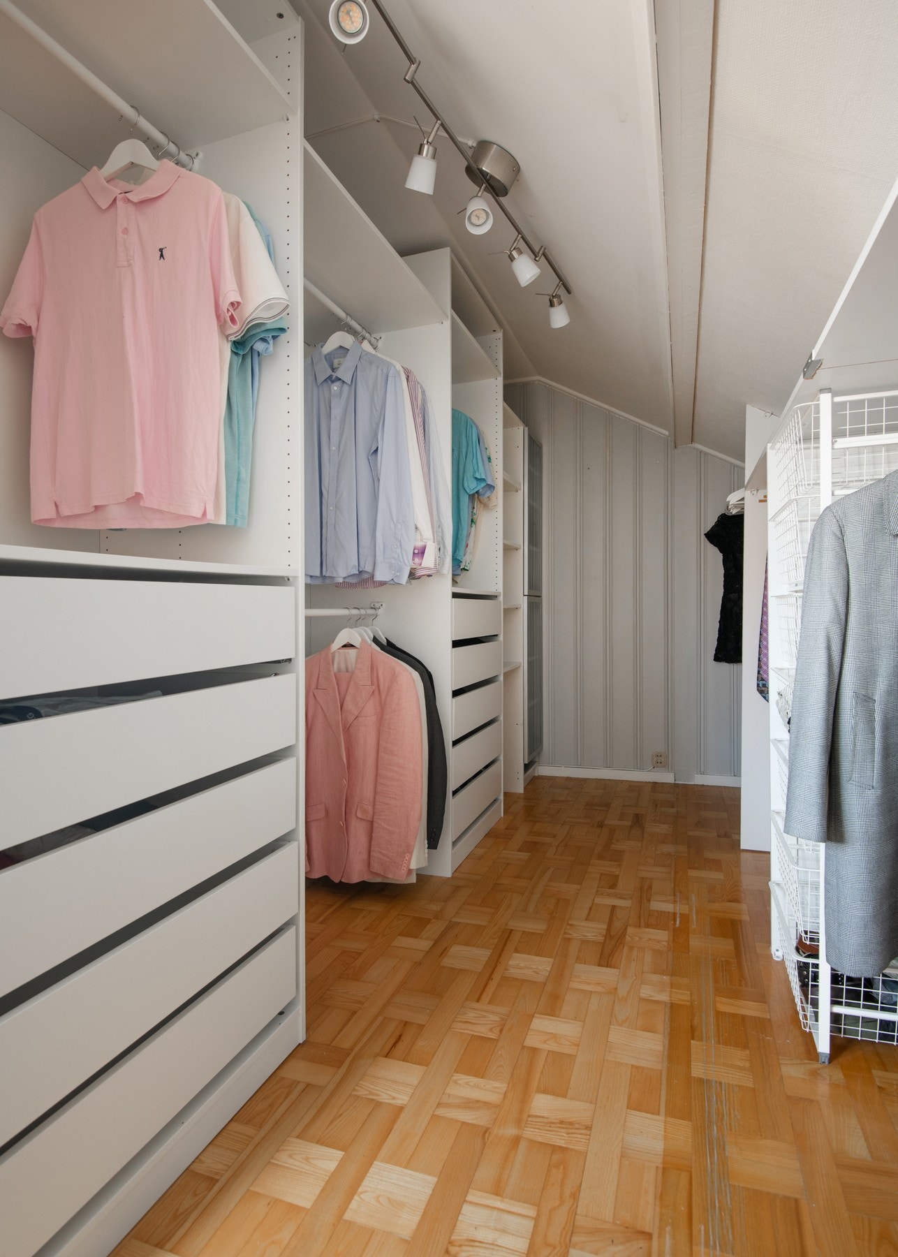 Ett av rommene har egen walk-in closet, som gir ekstra komfort og gode oppbevaringsmuligheter. Galleribilde