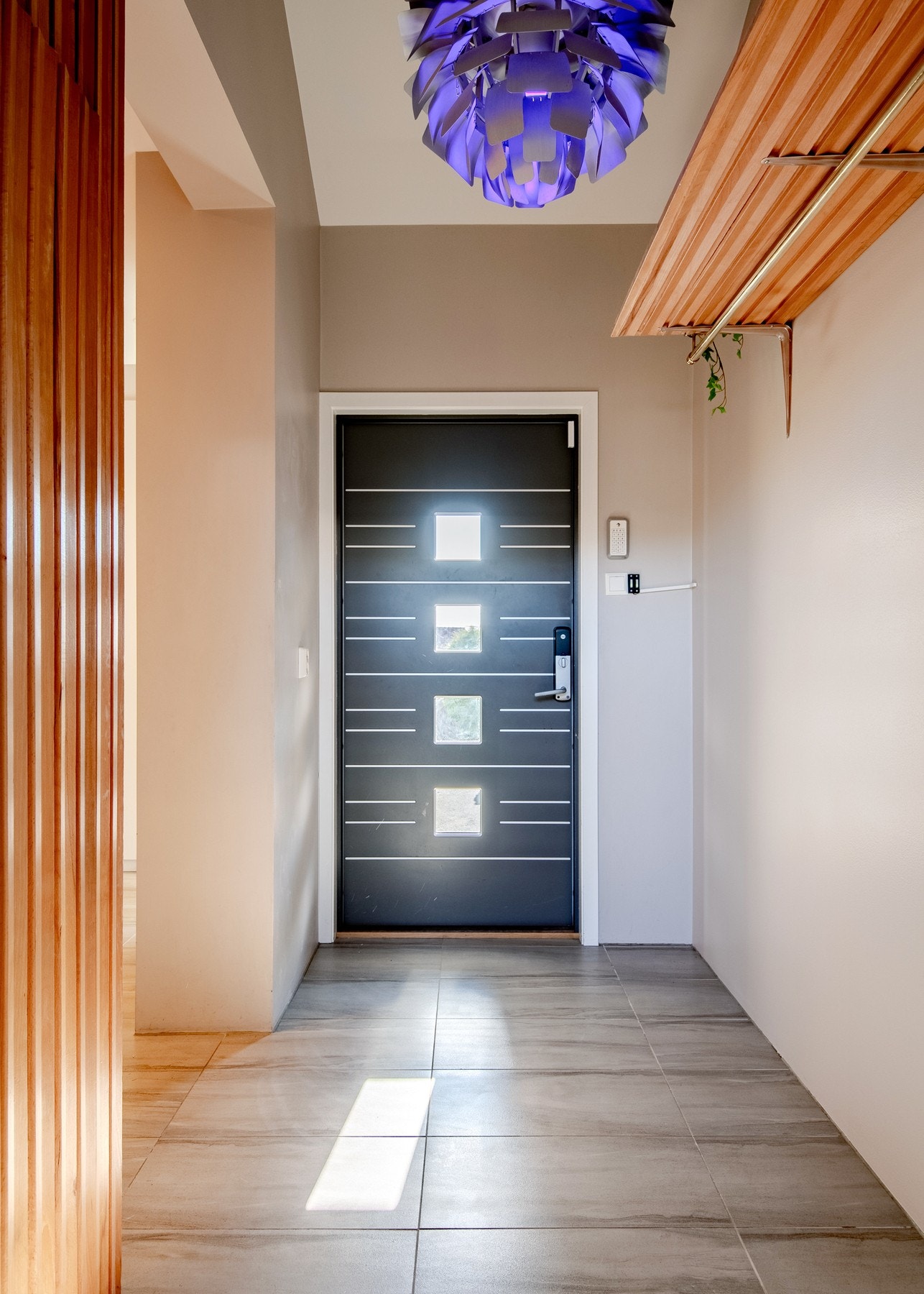 Boligen ønsker deg velkommen med en romslig og innbydende entré som gir et godt førsteinntrykk. Galleribilde