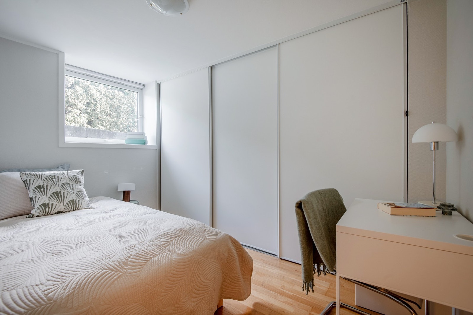 Utleiedel - Soverom med plass til seng, skrivebord og garderobe. Galleribilde