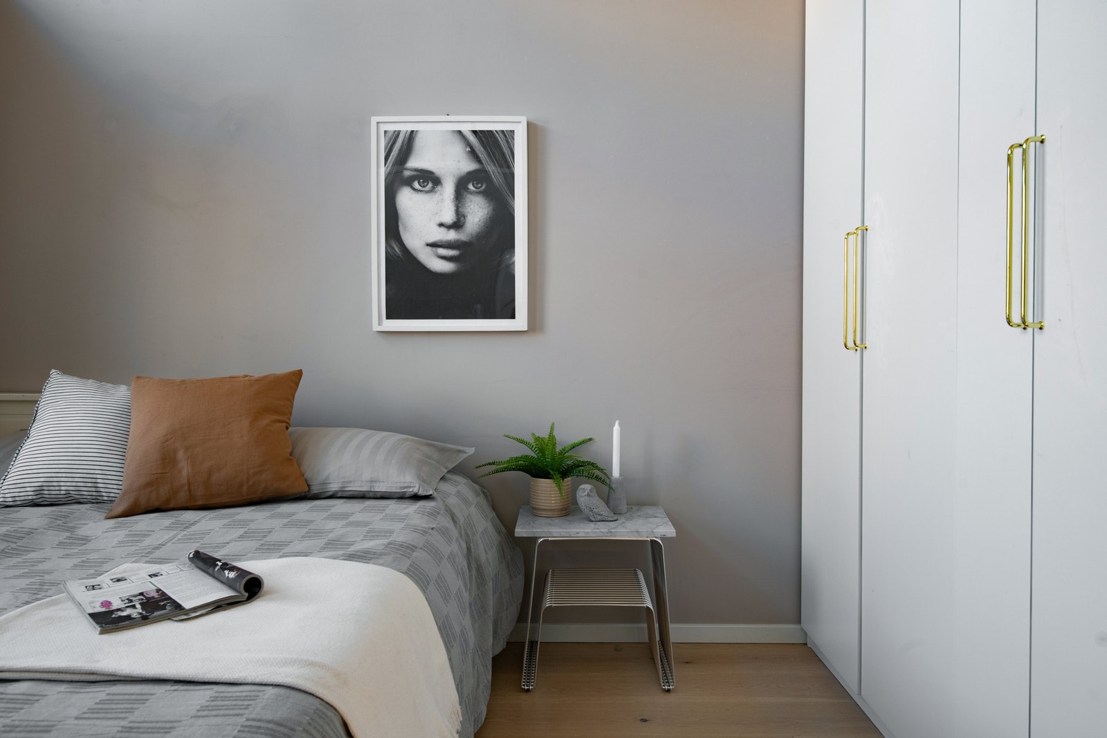 Her er det plass til både dobbeltseng, garderobe og skrivebord. Galleribilde