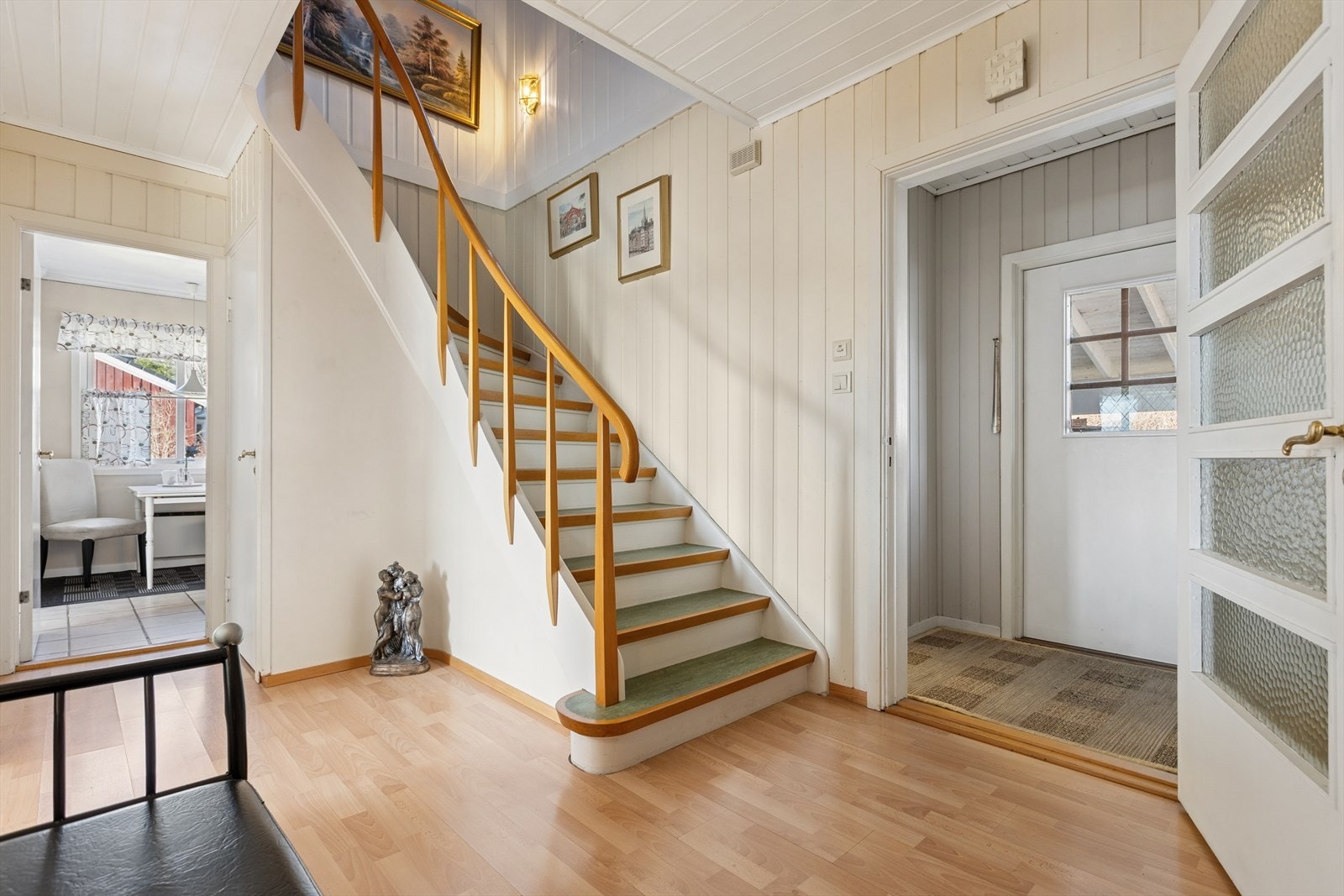 Hallen er romslig og innehar trapp opp til 2.etg Galleribilde