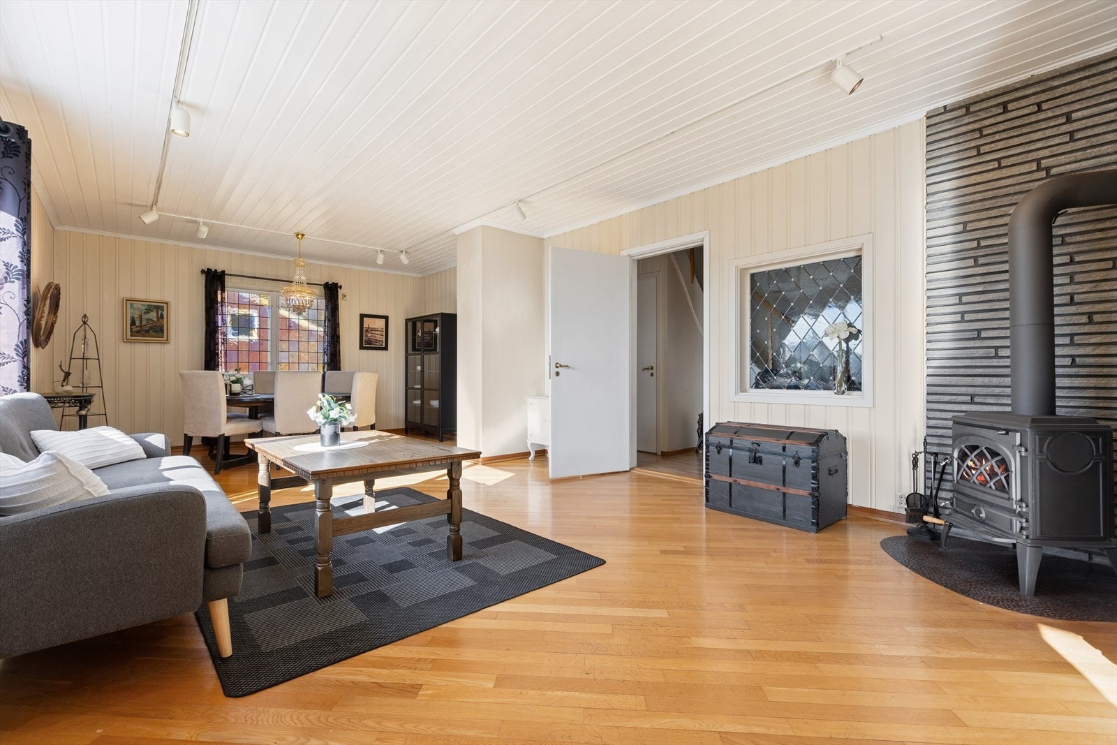 Stuen er oppmålt til hele 55 kvm og er delt inn i flere soner. I stuen har man også vedfyringsmuligheter Galleribilde